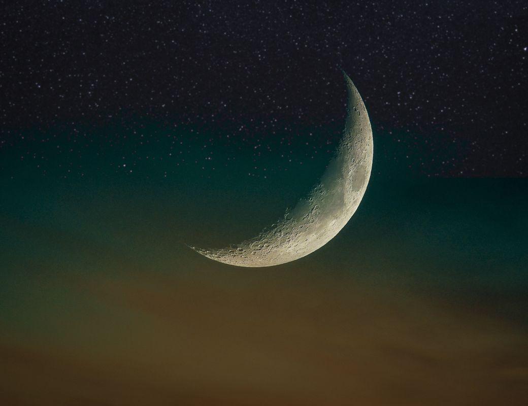 The Tilt of the Moon’s Crescent