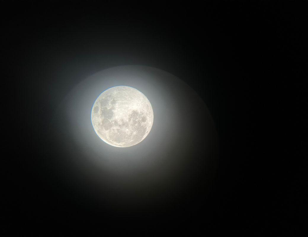 Menstruating during the full moon 🩸
