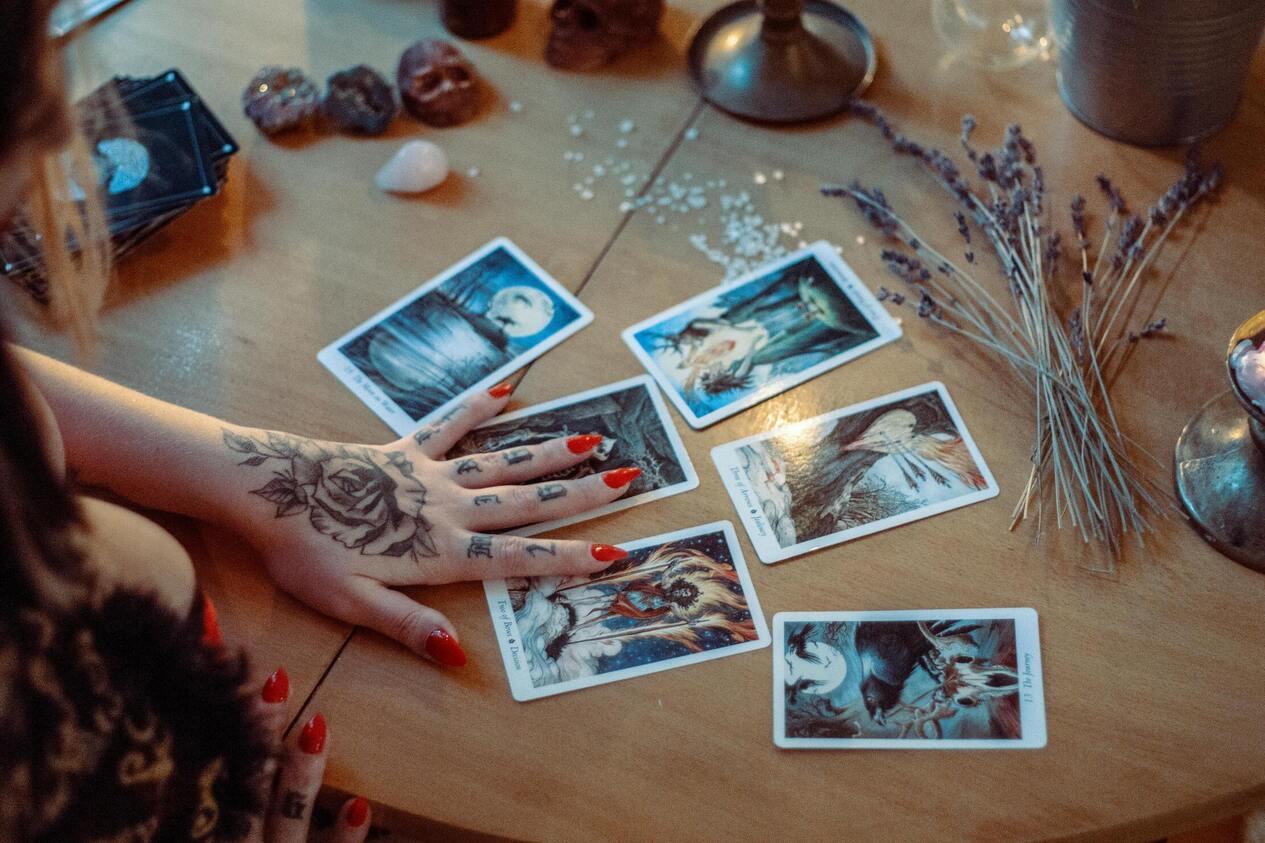 Illustration for Tarot as a tool for self-knowledge ✨
