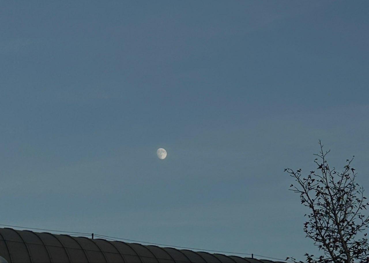 The Moon over Madrid, España — waxing gibbous, Lunar Day 14