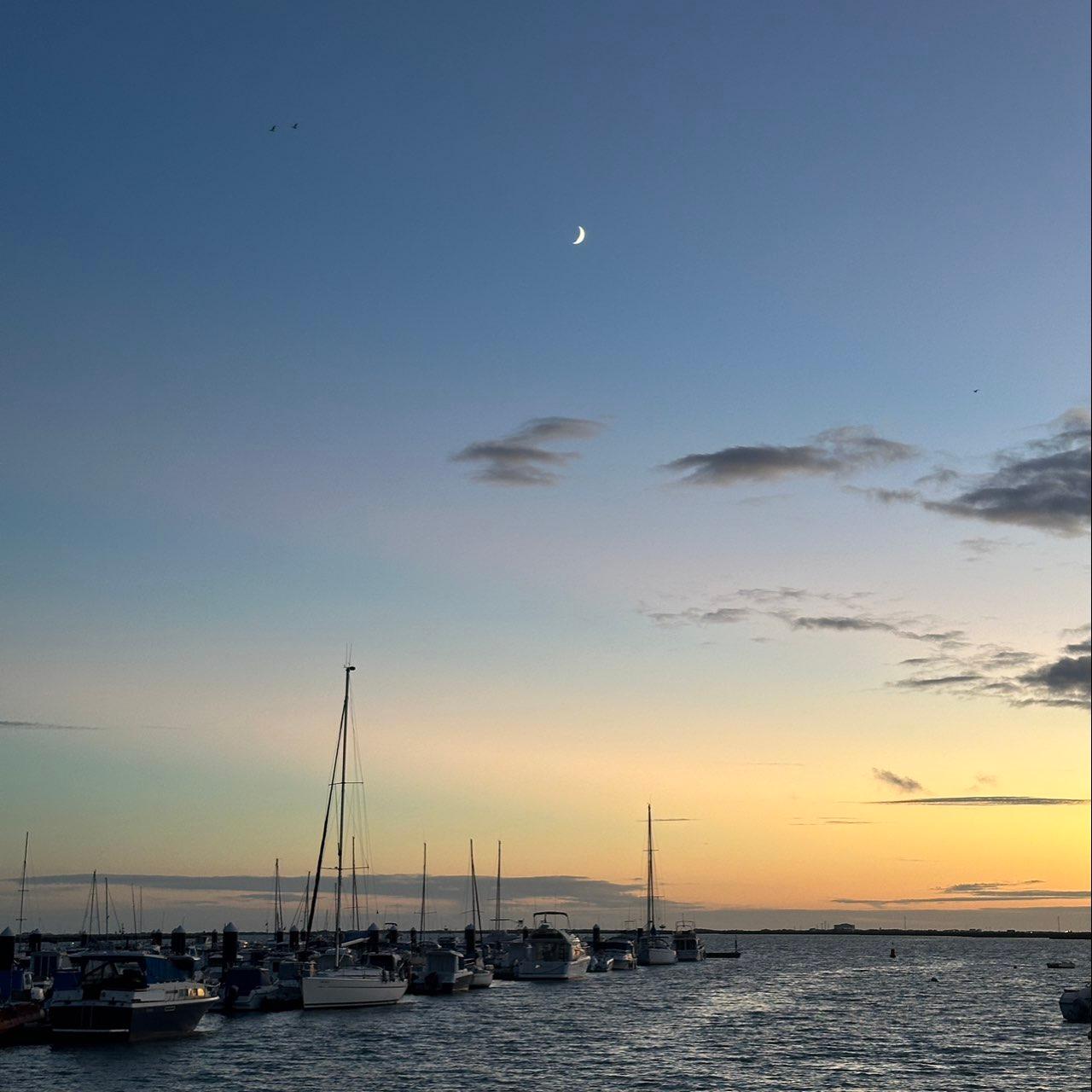 The Moon over San Fernando, España — waxing crescent, Lunar Day 6