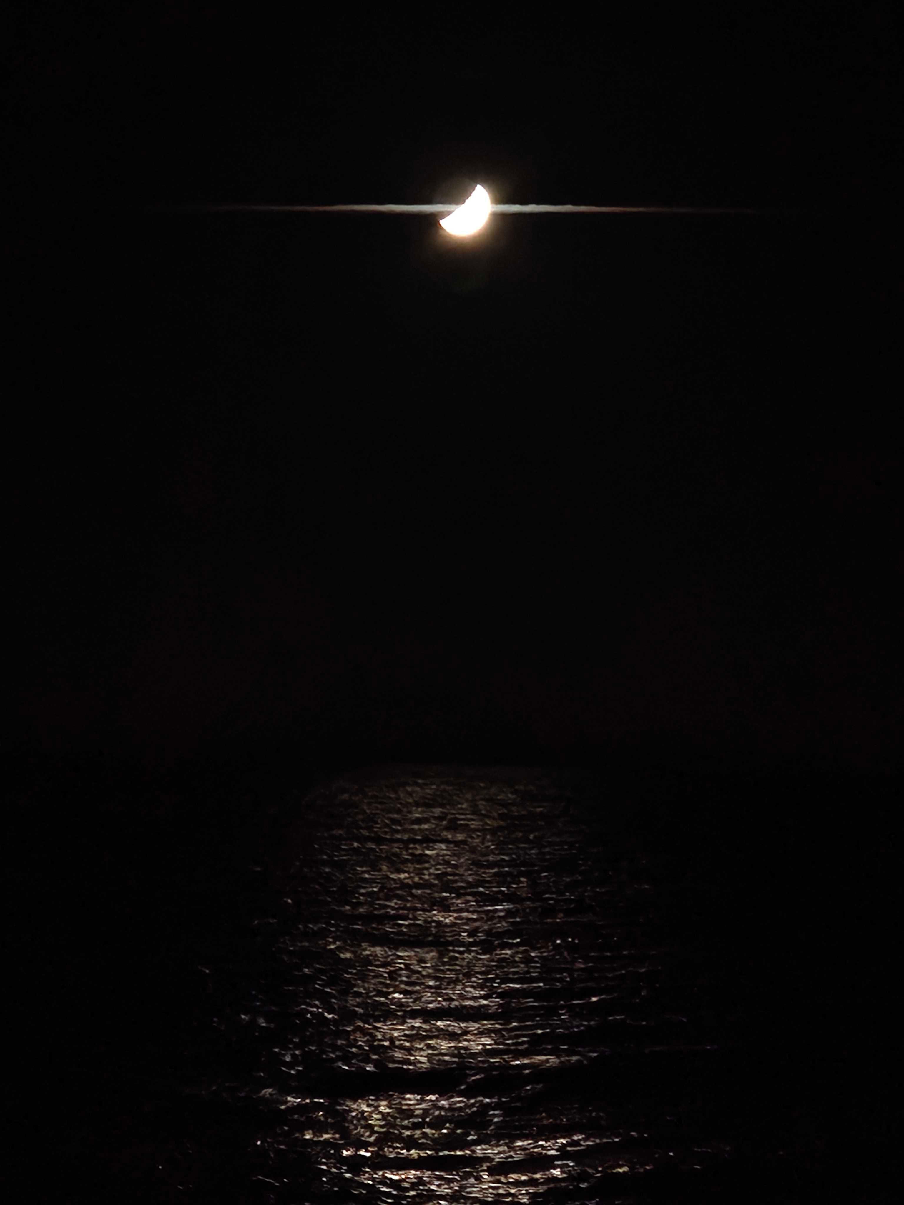 The Moon over Vir, Kroatien — first quarter, Lunar Day 8
