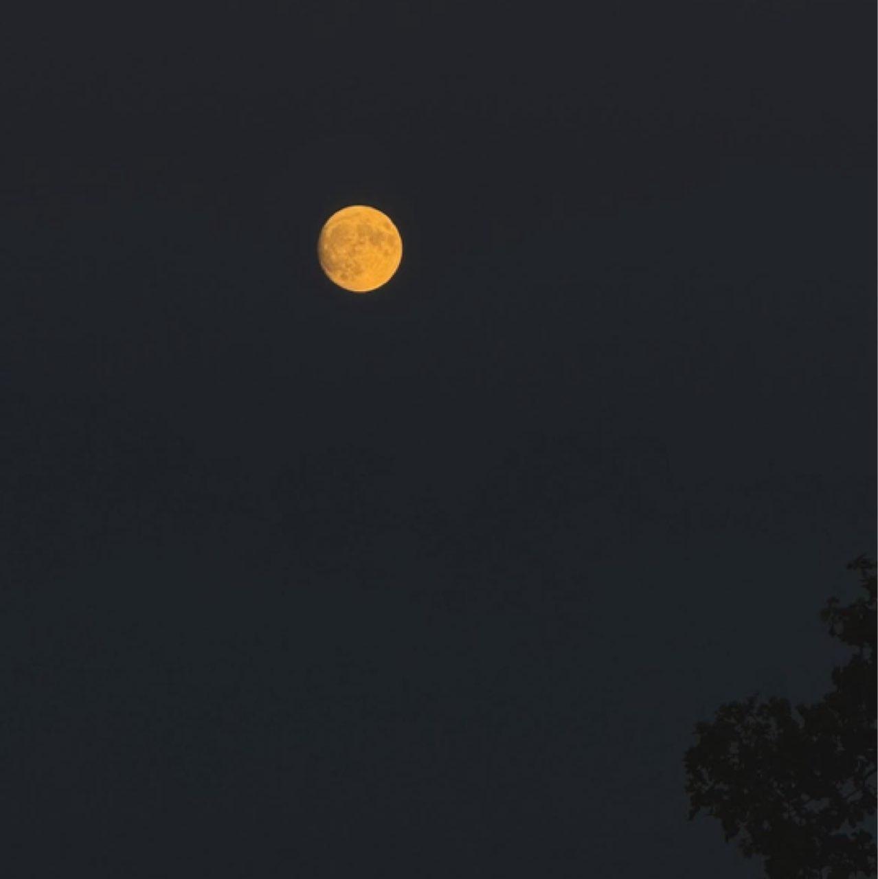 The Moon over Annecy, Francia — full moon, Lunar Day 14