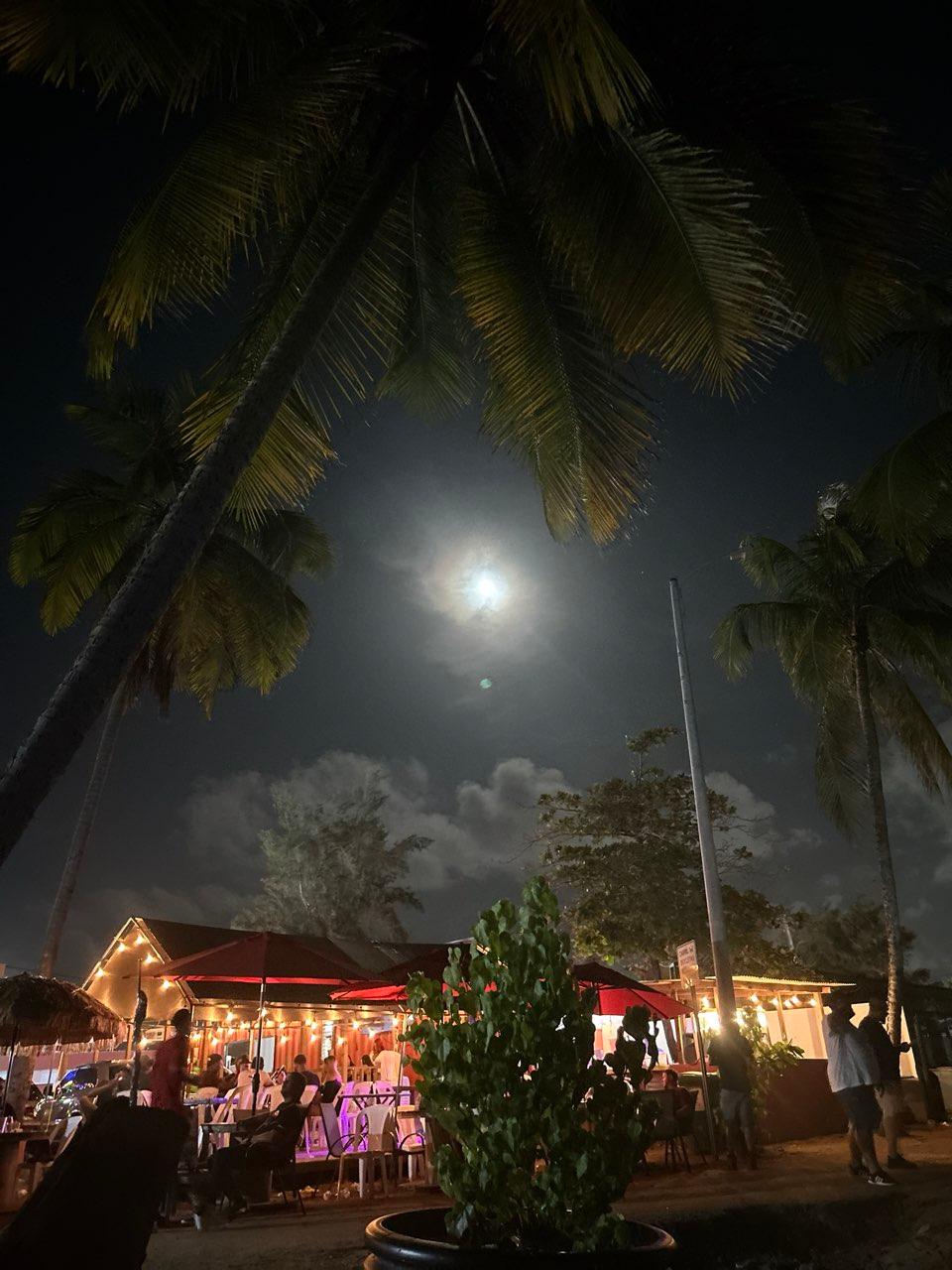 The Moon over Loíza, Estados Unidos — waxing gibbous, Lunar Day 14