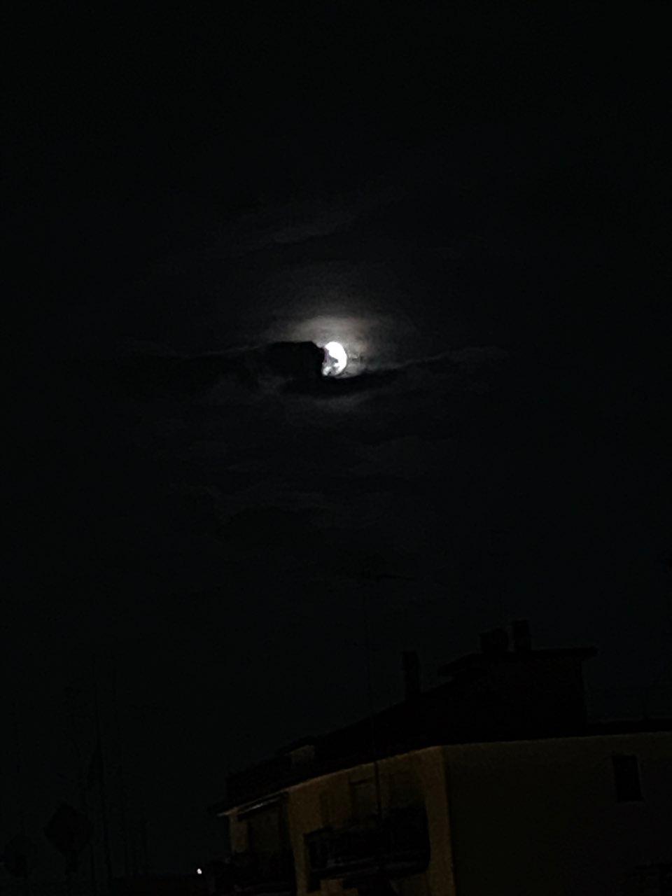 The Moon over Venezia, Italia — waxing gibbous, Lunar Day 12