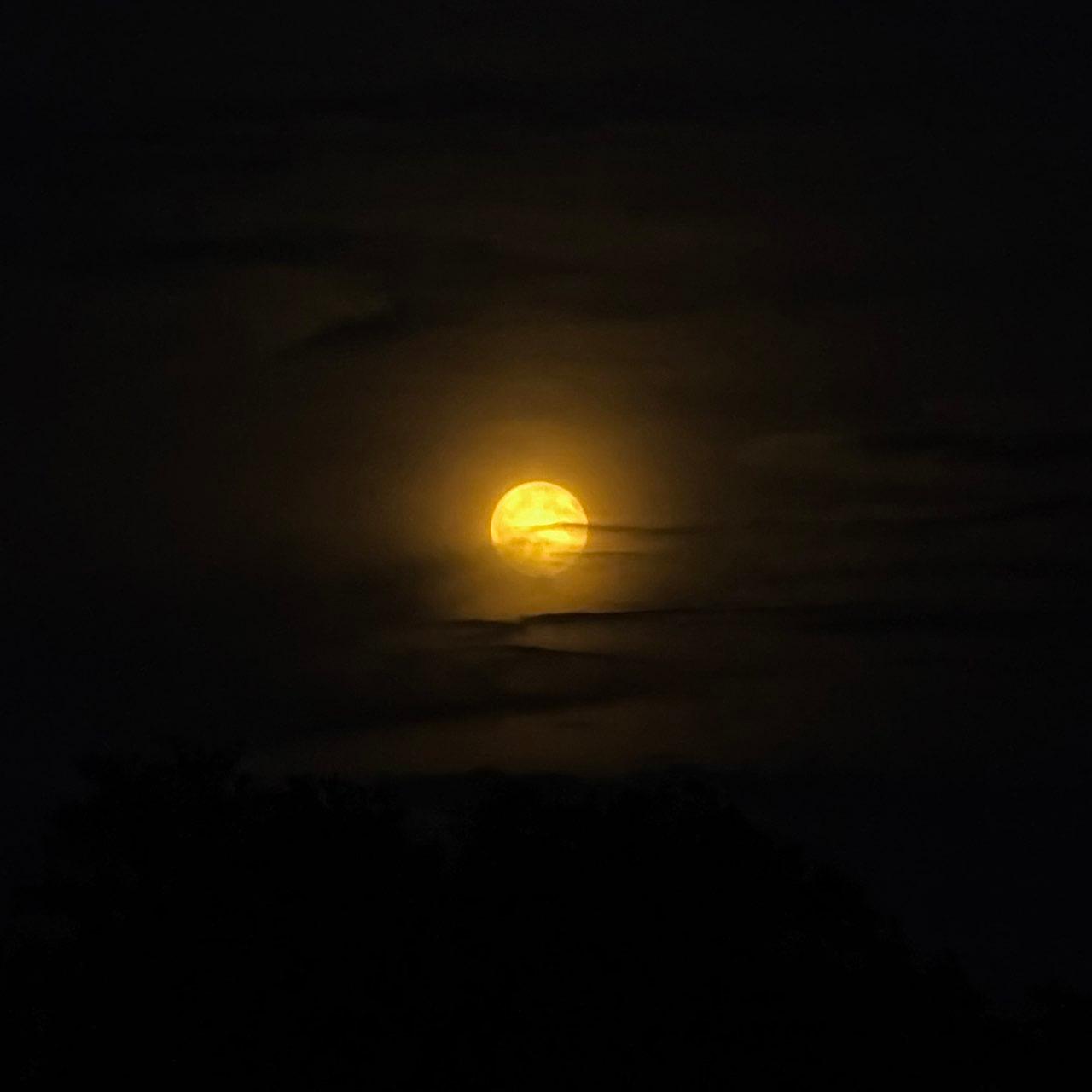 The Moon over Pelt, België — full moon, Lunar Day 17