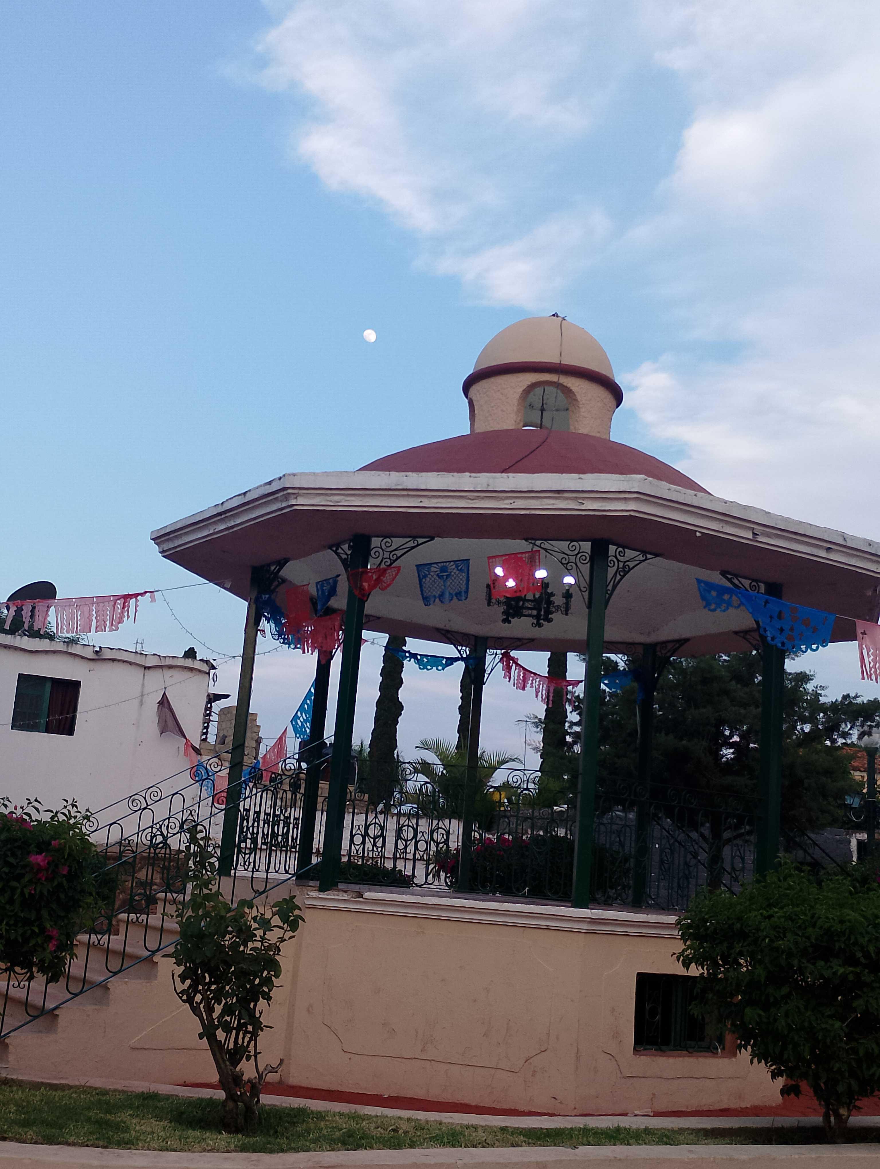 The Moon over El Molino, México — waxing gibbous, Lunar Day 13