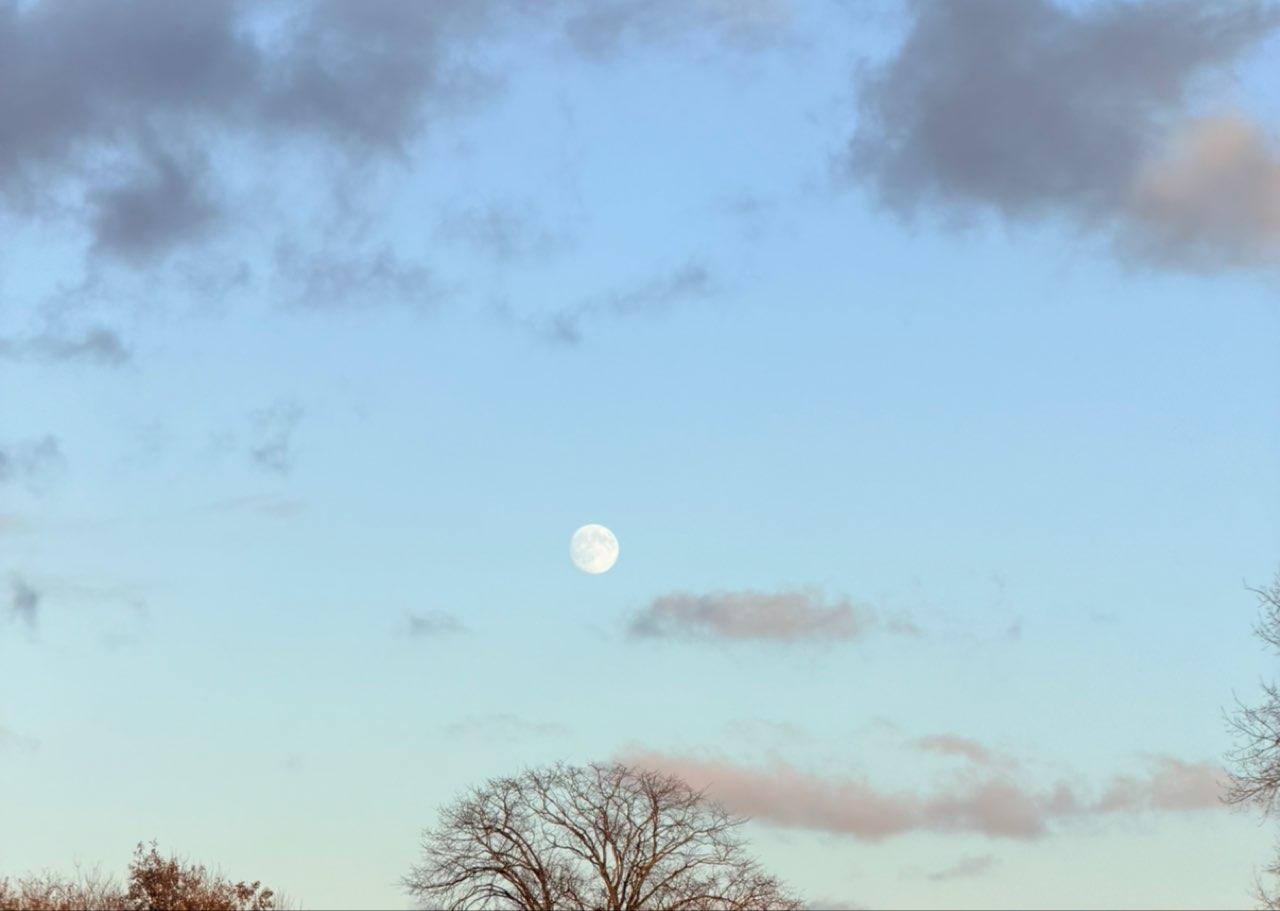 The Moon over Dagenham, United Kingdom — full moon, Lunar Day 15