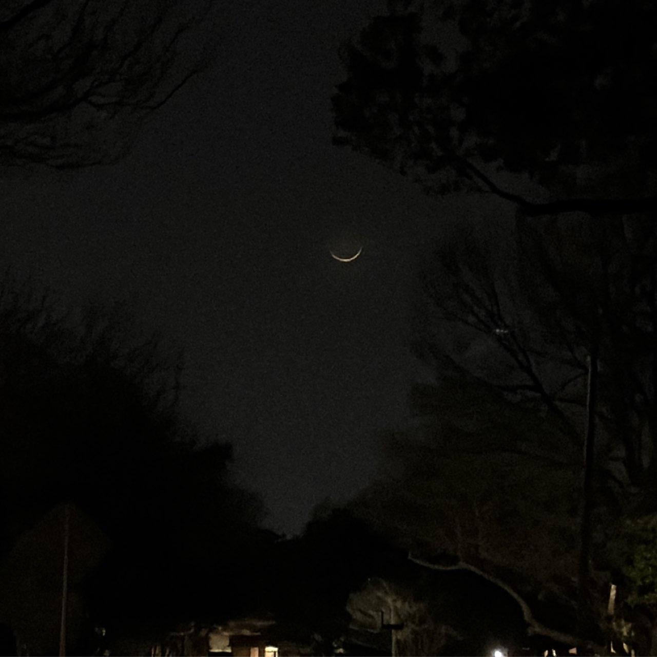 The Moon over Farmers Branch, Estados Unidos — waxing crescent, Lunar Day 3