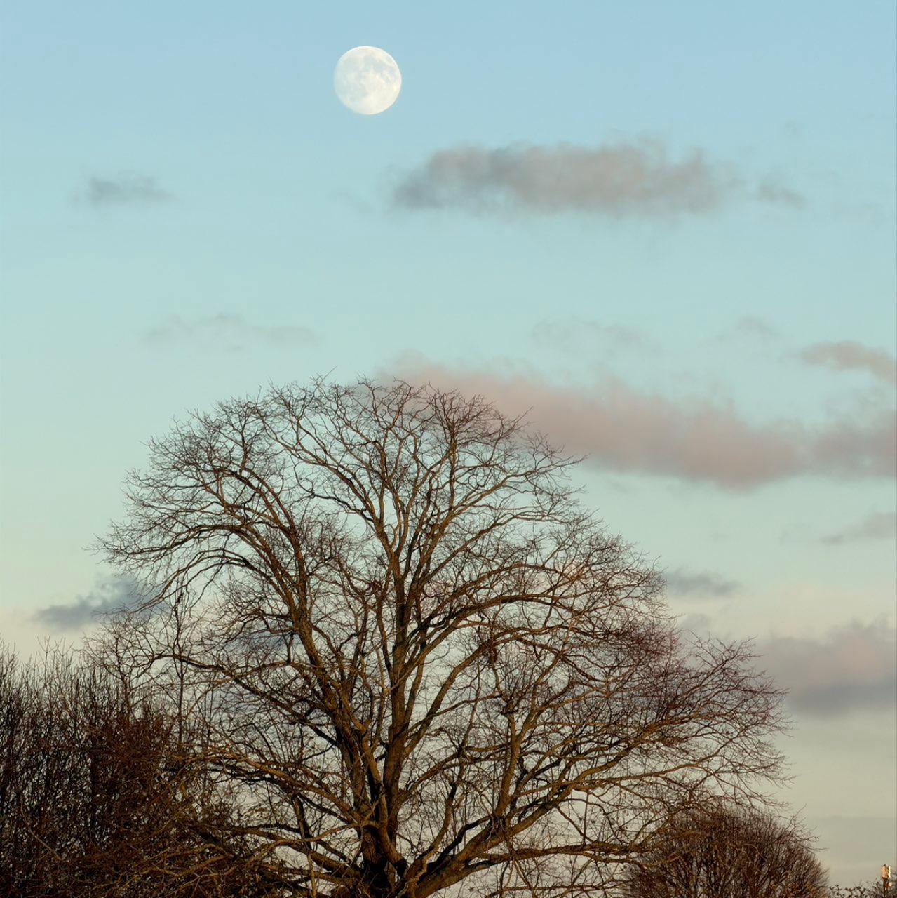 The Moon over Dagenham, United Kingdom — full moon, Lunar Day 15