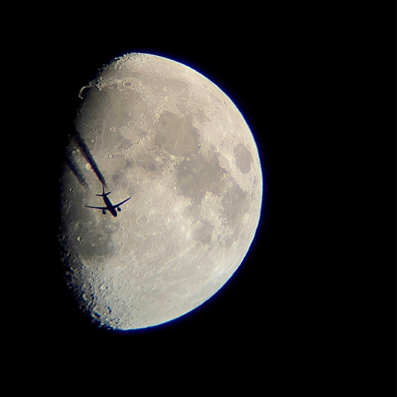 The Moon over Barcelona, España — waxing gibbous, Lunar Day 12