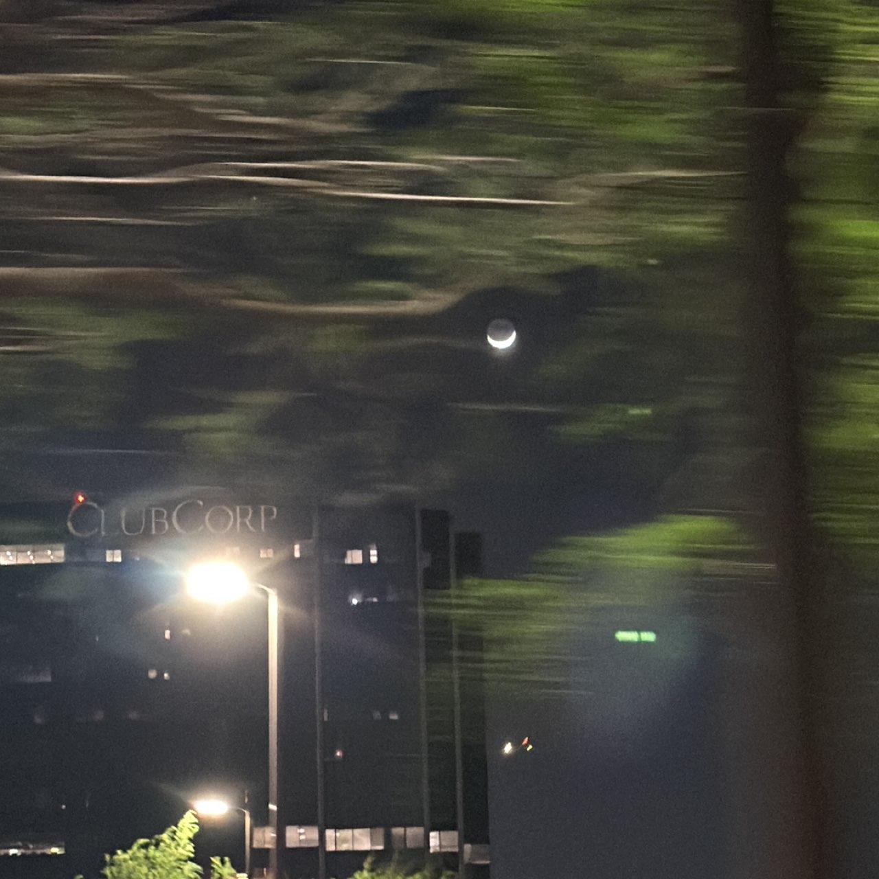 The Moon over Farmers Branch, Estados Unidos — waxing crescent, Lunar Day 4