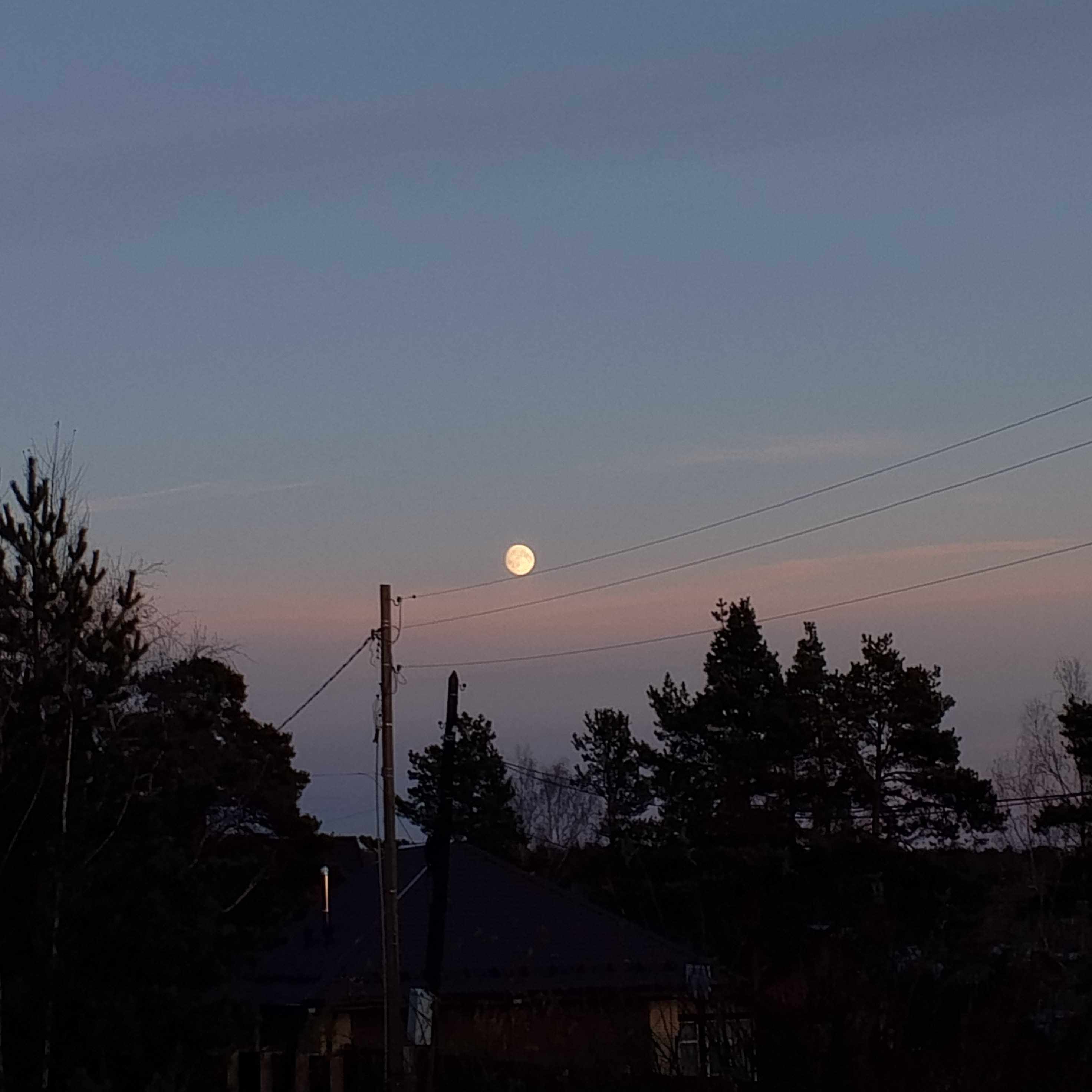 The Moon over Нижний Тагил, Россия — full moon, Lunar Day 15