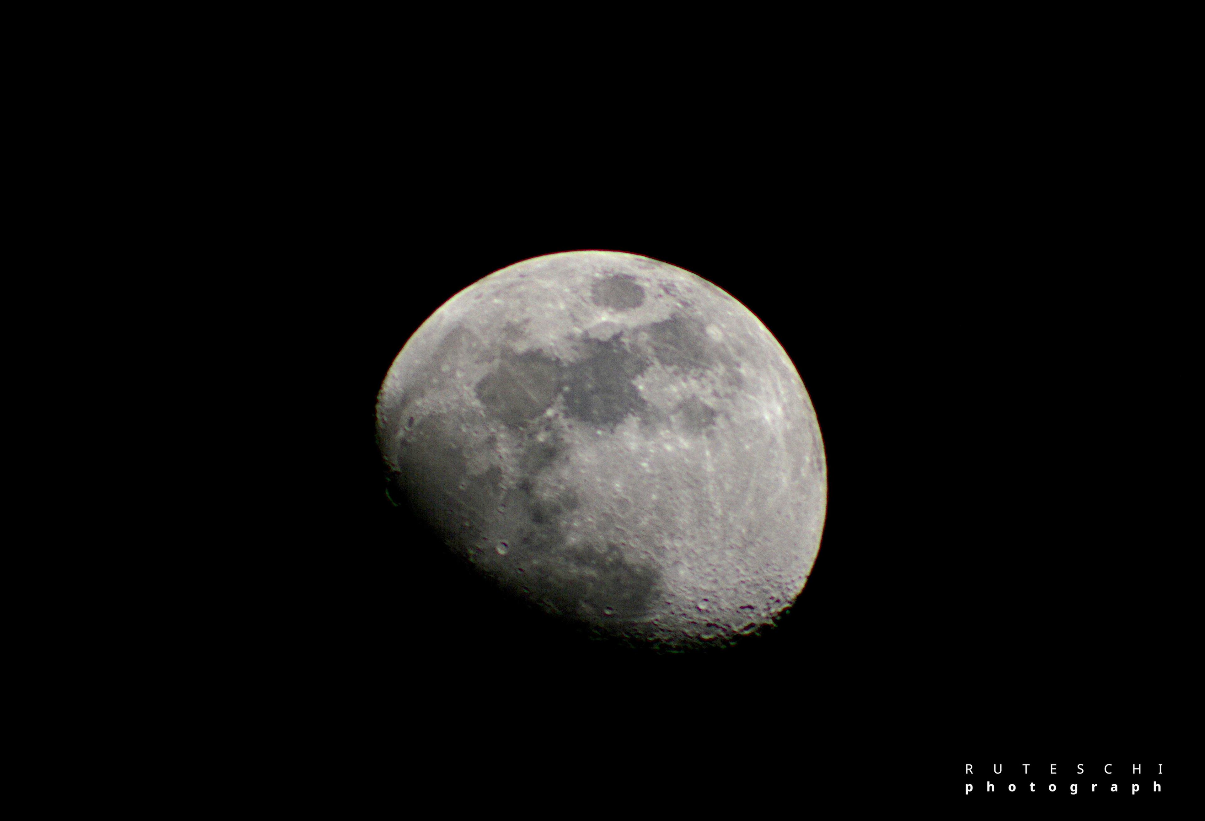 The Moon over Roma, Italia — waxing gibbous, Lunar Day 11
