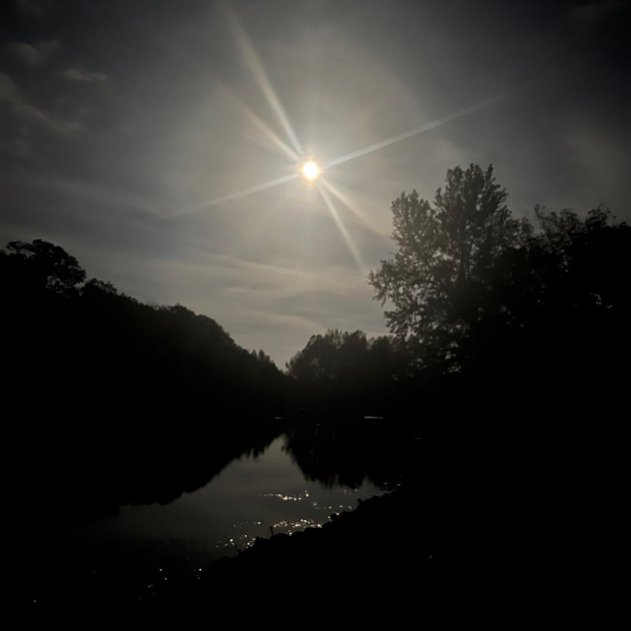 The Moon over Vanderpool, Estados Unidos — full moon, Lunar Day 16