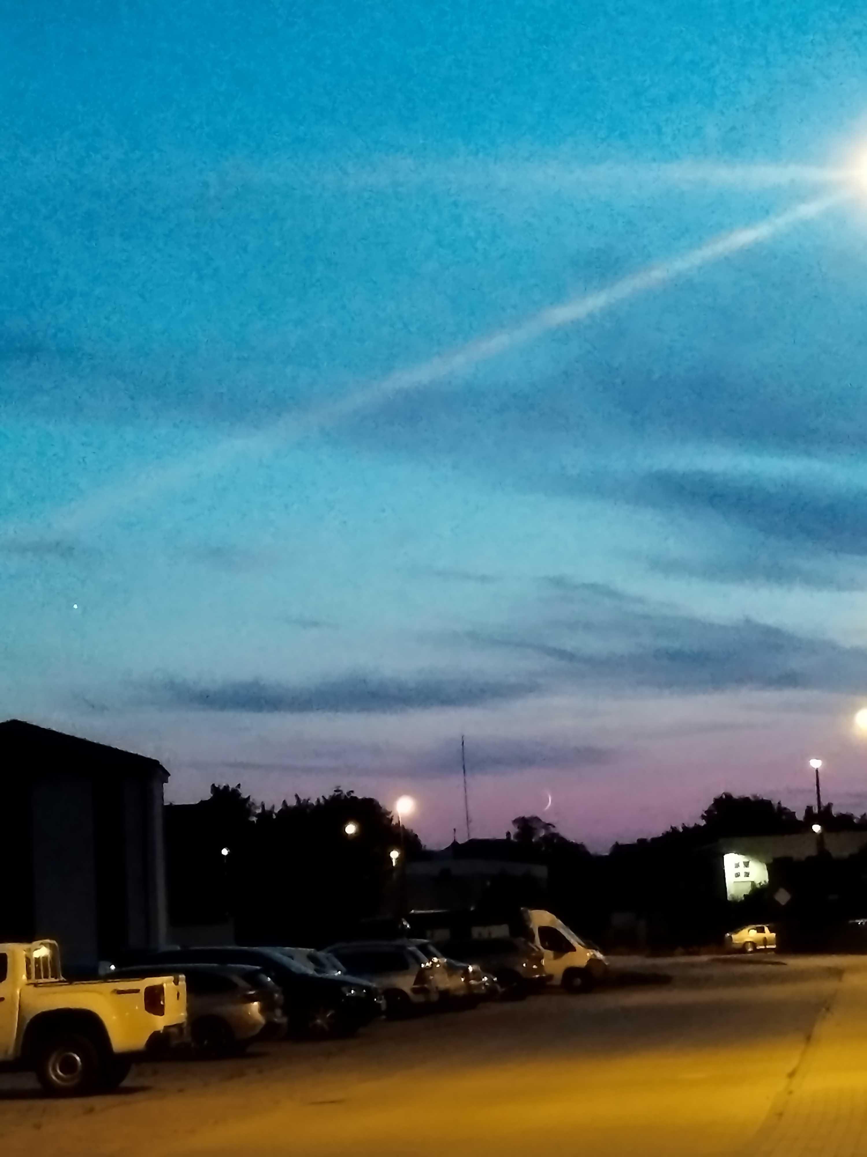 The Moon over Englewood, Stany Zjednoczone — waxing crescent, Lunar Day 4