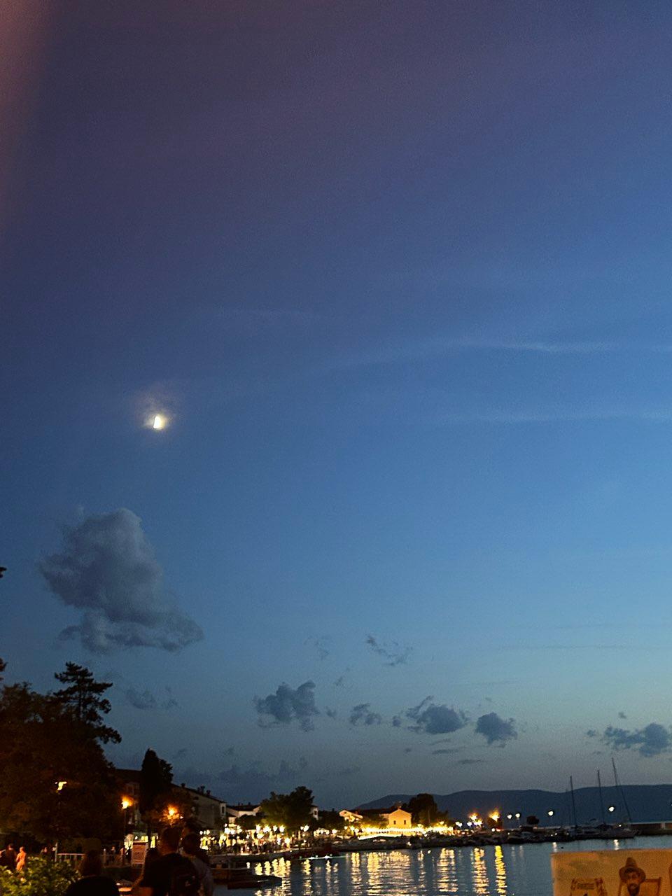 The Moon over Njivice, Kroatien — first quarter, Lunar Day 9