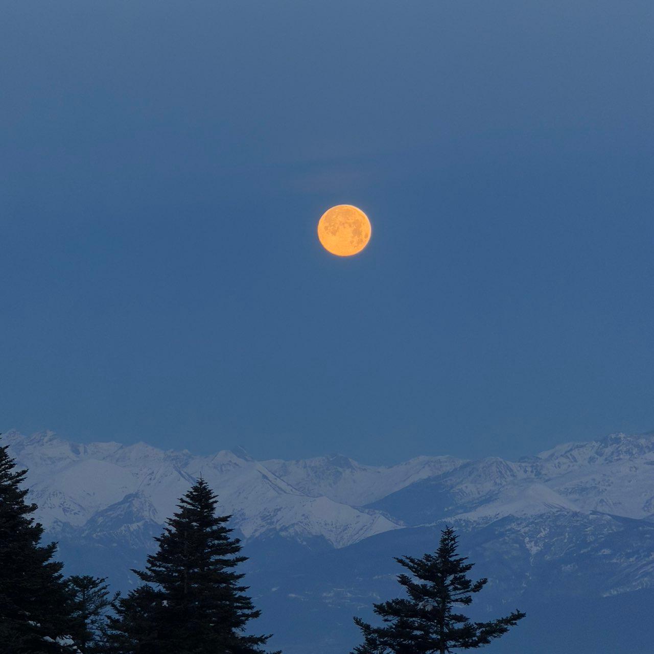 The Moon over Frabosa Sottana, Italia — full moon, Lunar Day 15