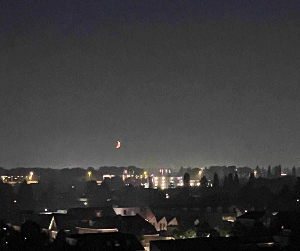The Moon over Velp, Nederland — waxing crescent, Lunar Day 7