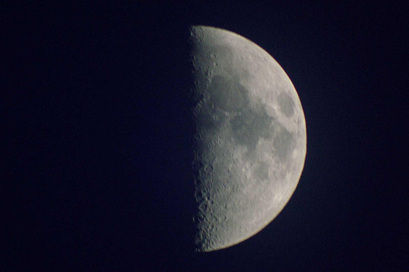 The Moon over Roma, Italia — first quarter, Lunar Day 8