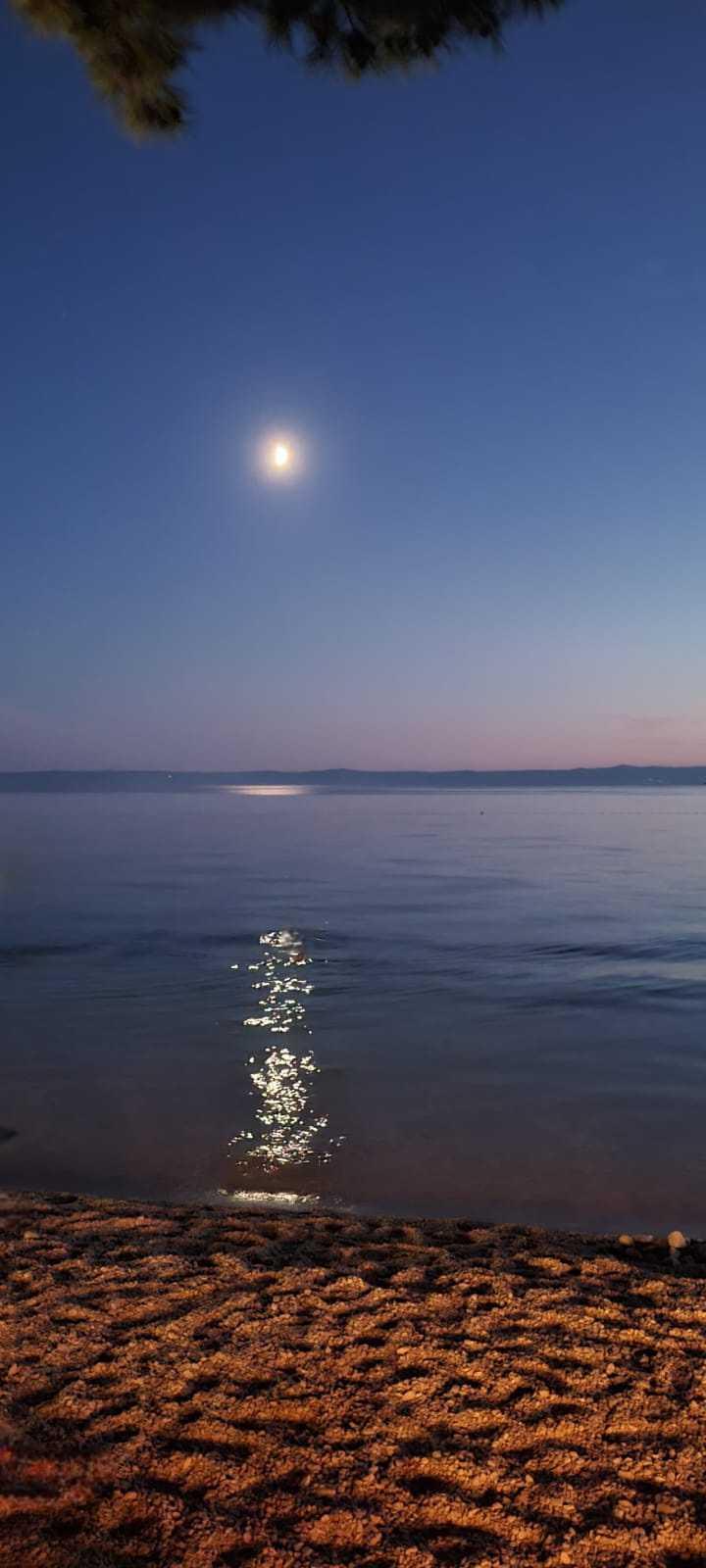 The Moon over Promajna, Kroatien — first quarter, Lunar Day 10