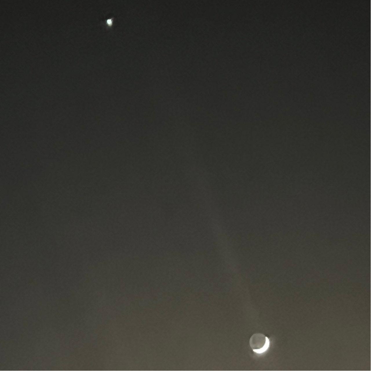 The Moon over Nueva York, Estados Unidos — waxing crescent, Lunar Day 4