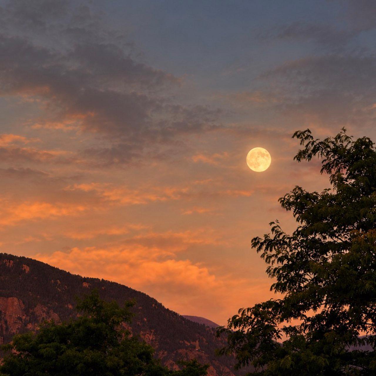 The Moon over Colorado Springs, United States — full moon, Lunar Day 17