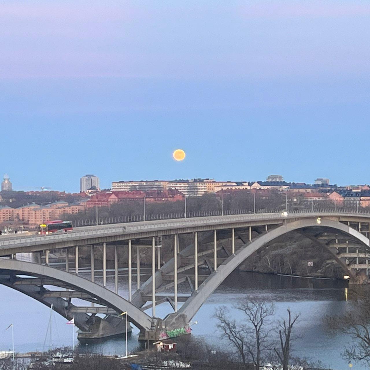 The Moon over Stockholm, Sverige — full moon, Lunar Day 16