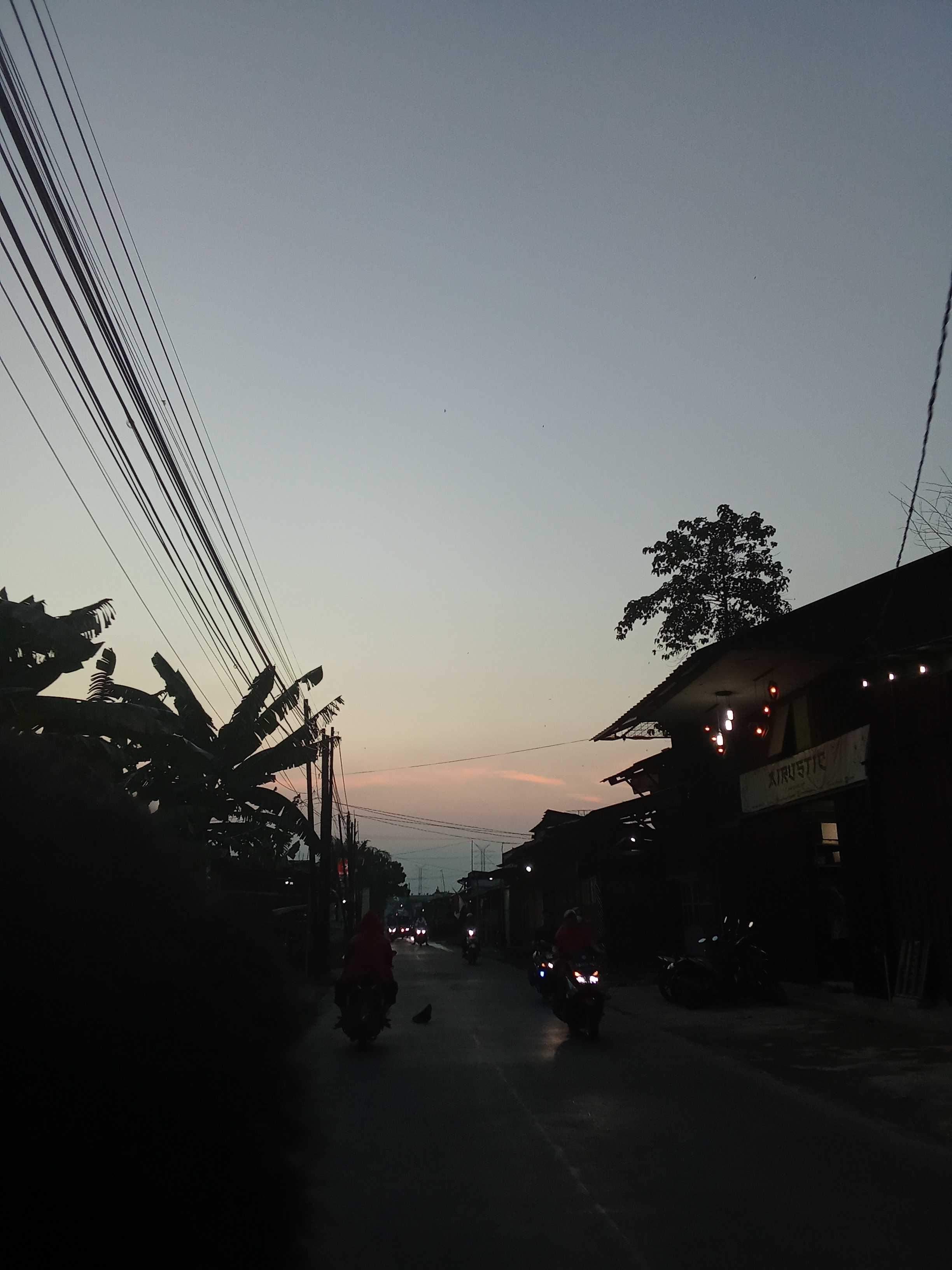 The Moon over Kecamatan Bekasi Selatan, Indonesia — last quarter, Lunar Day 21
