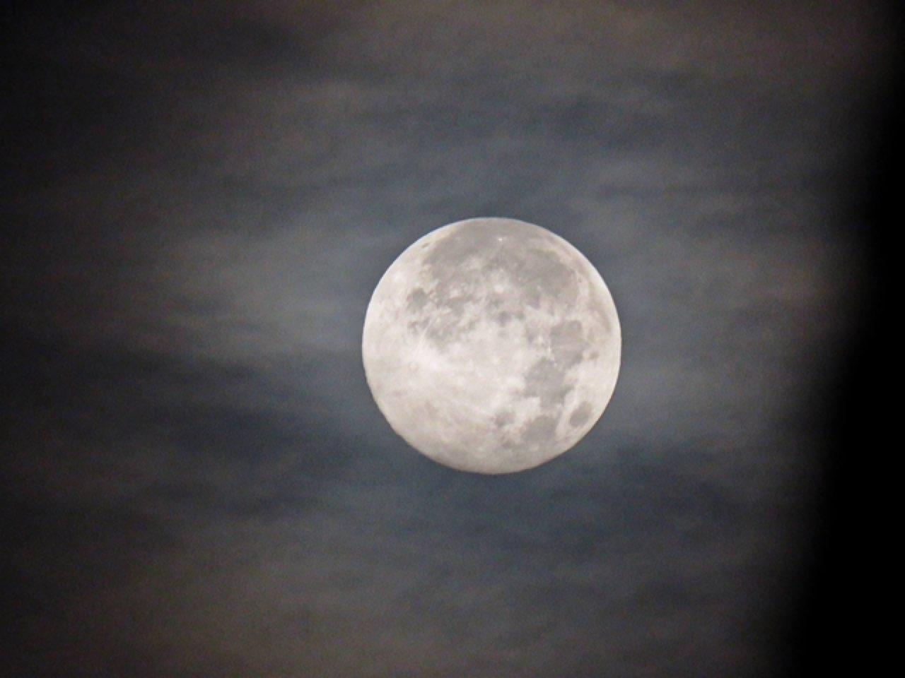 The Moon over Hazebrouck, France — full moon, Lunar Day 16