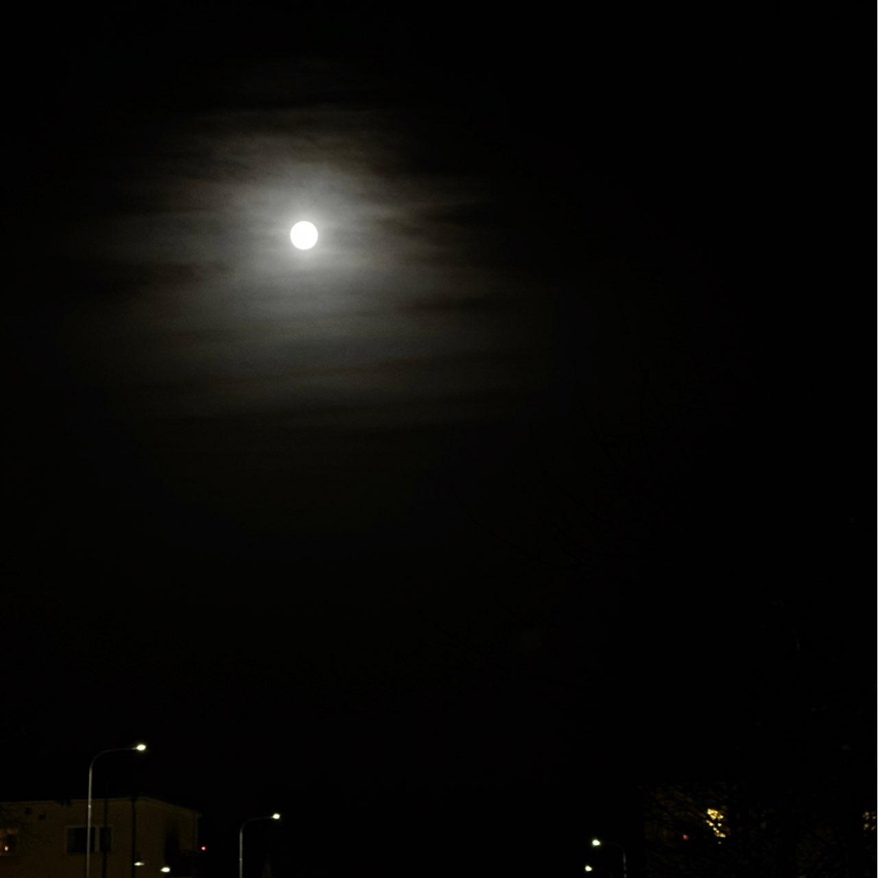 The Moon over Örebro, Sverige — full moon, Lunar Day 16