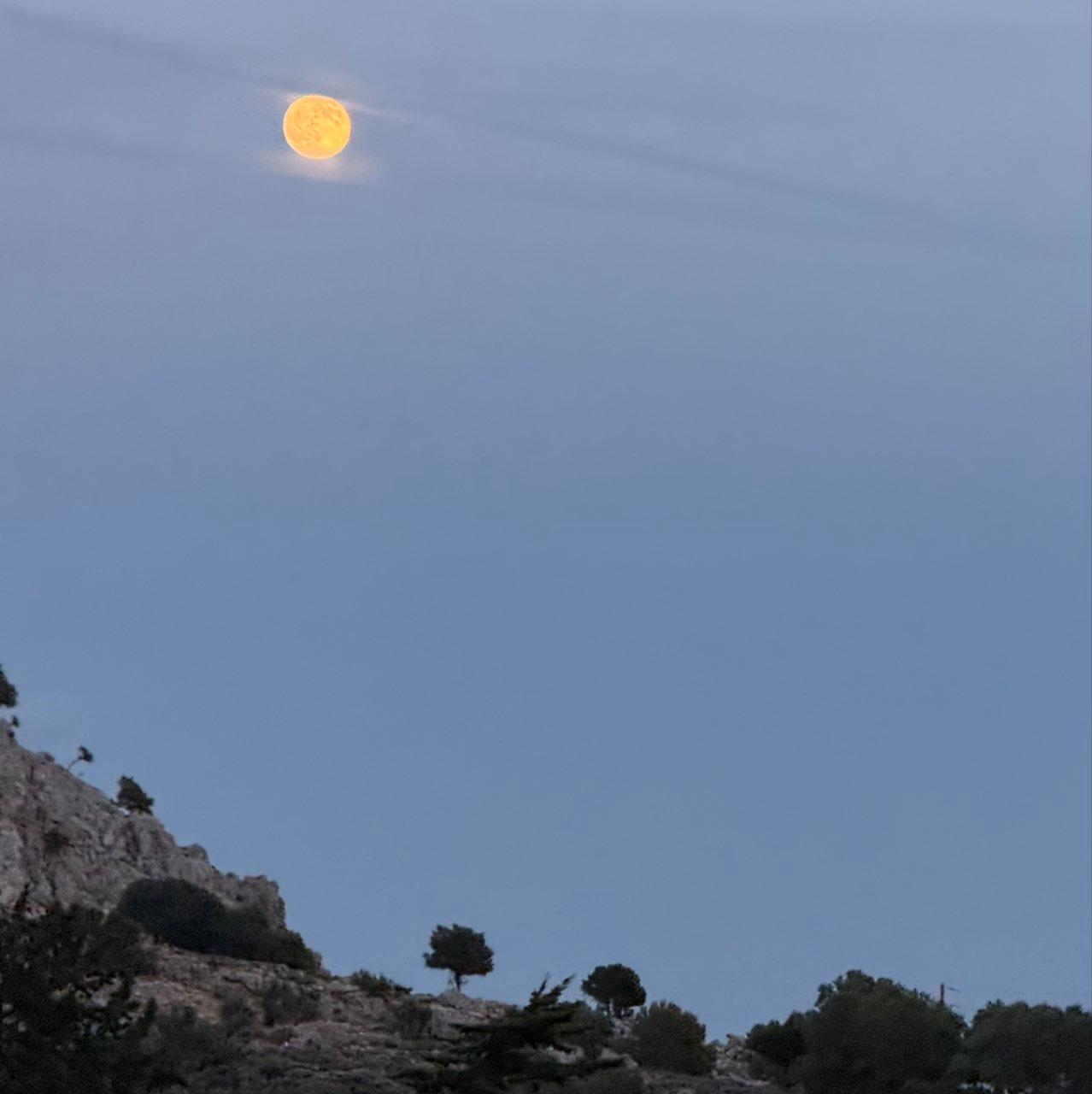 The Moon over Kolymbia, Griechenland — full moon, Lunar Day 16