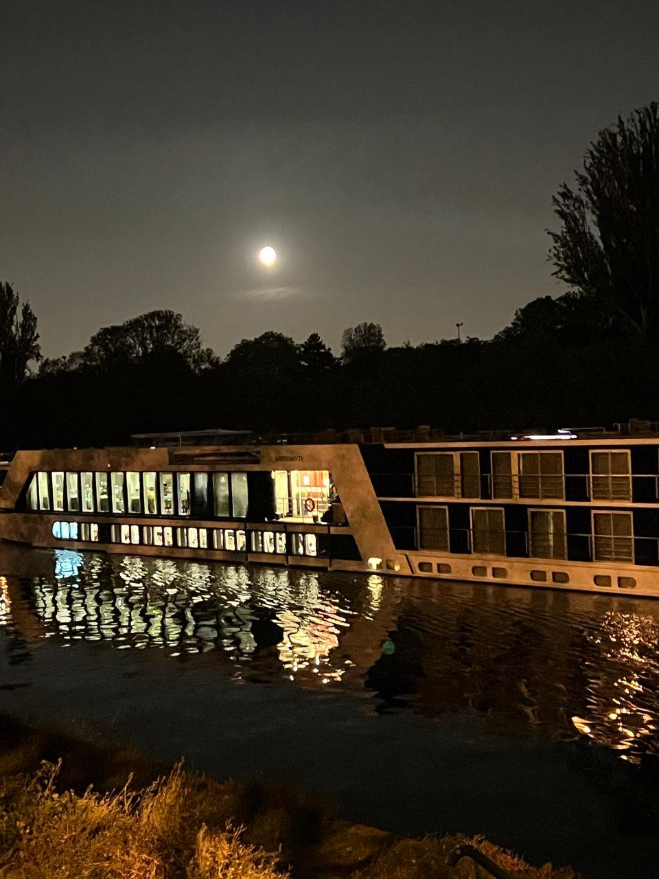 The Moon over Suresnes, France — full moon, Lunar Day 17