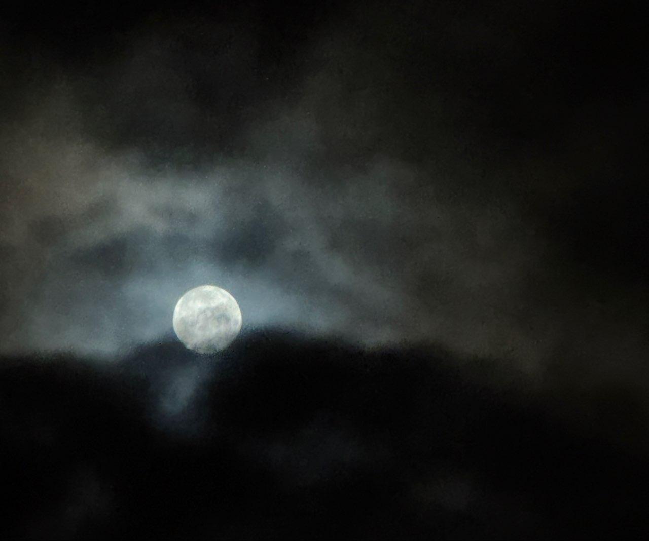 The Moon over Hamburg, Deutschland — full moon, Lunar Day 15