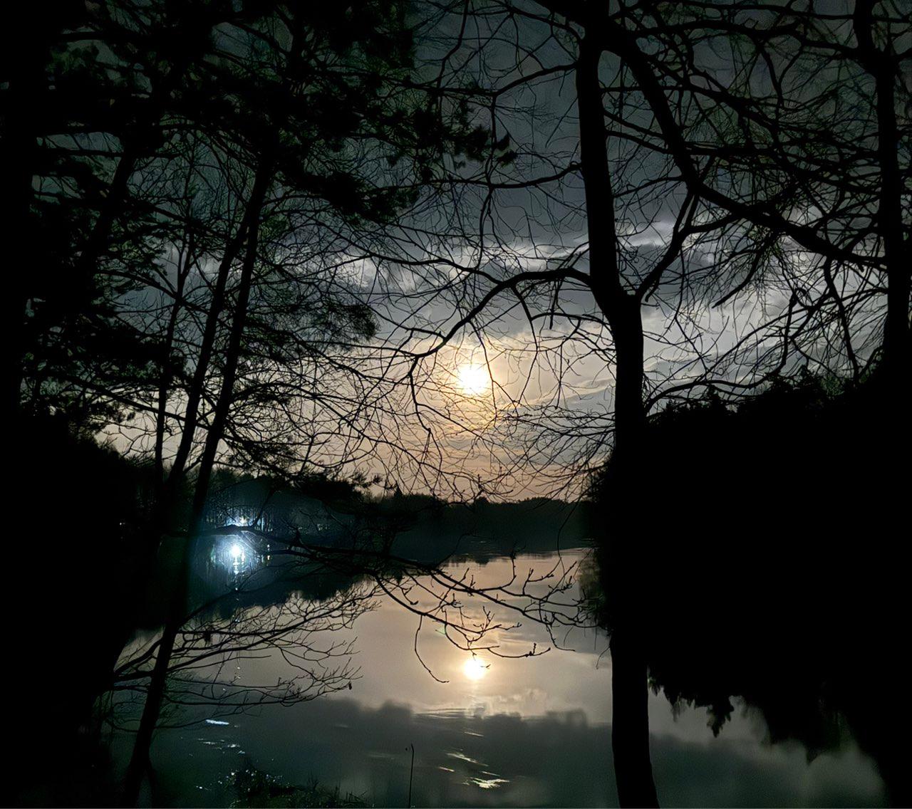 The Moon over Lelyukinskiy, Belarus — waning gibbous, Lunar Day 19