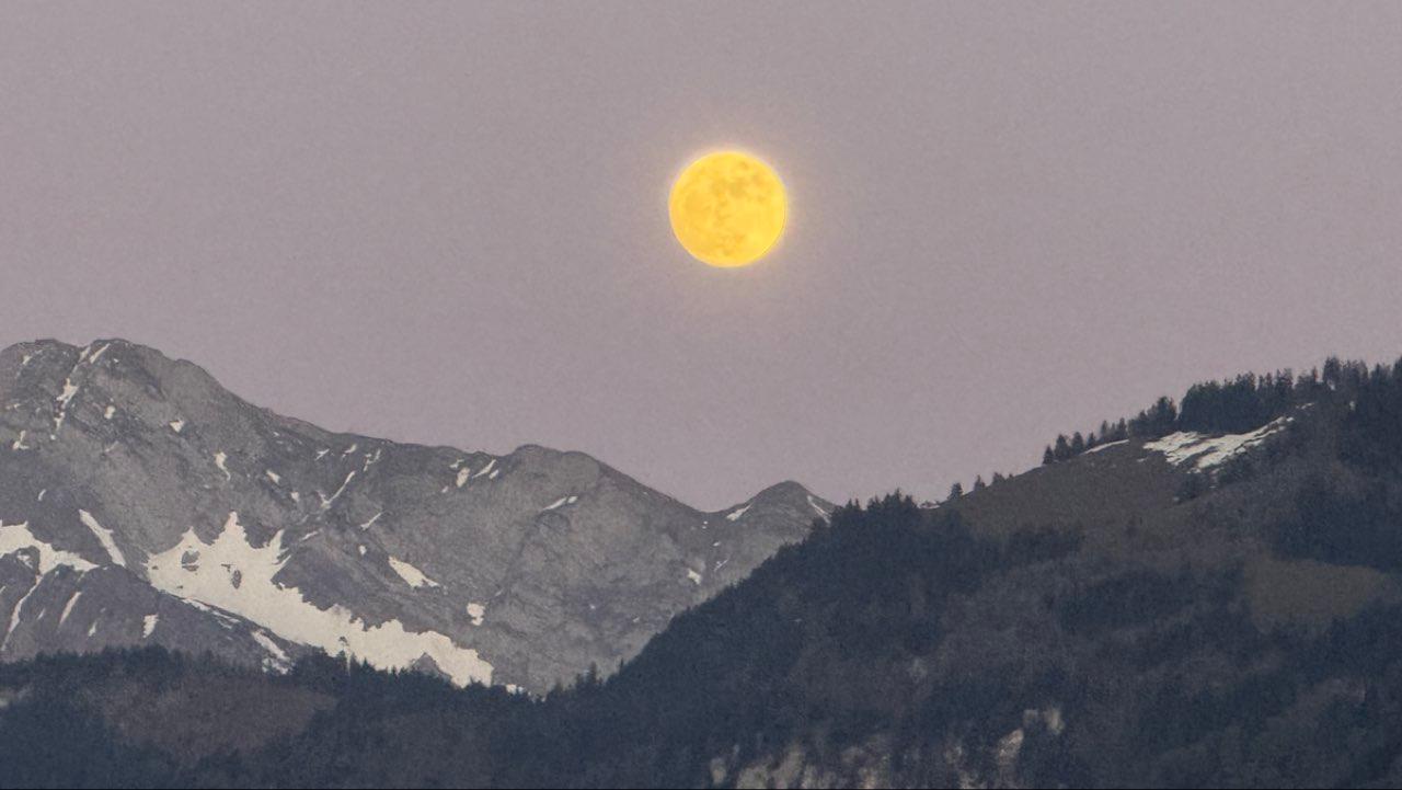 The Moon over Ennetbürgen, Schweiz — full moon, Lunar Day 14