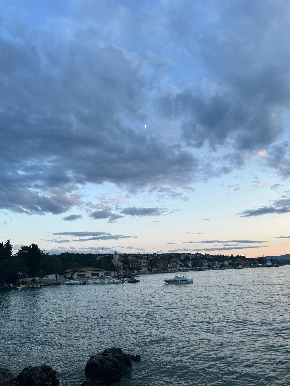 The Moon over Njivice, Kroatien — first quarter, Lunar Day 10