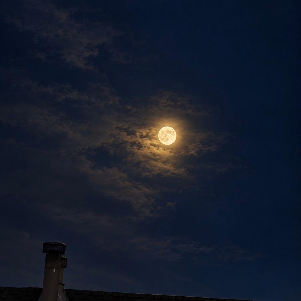 The Moon over Colorado Springs, United States — full moon, Lunar Day 17