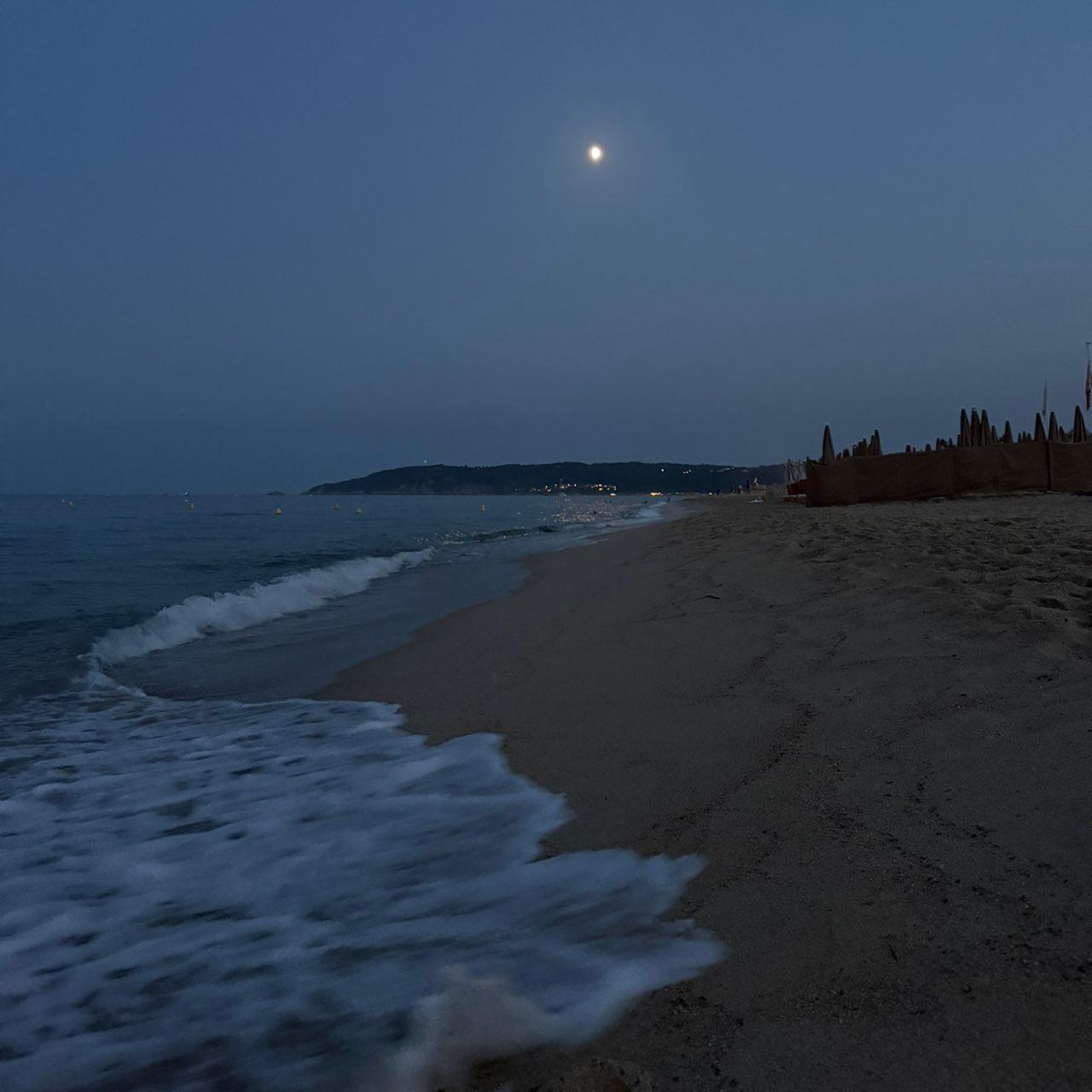 The Moon over Ramatuelle, Frankreich — waxing gibbous, Lunar Day 11