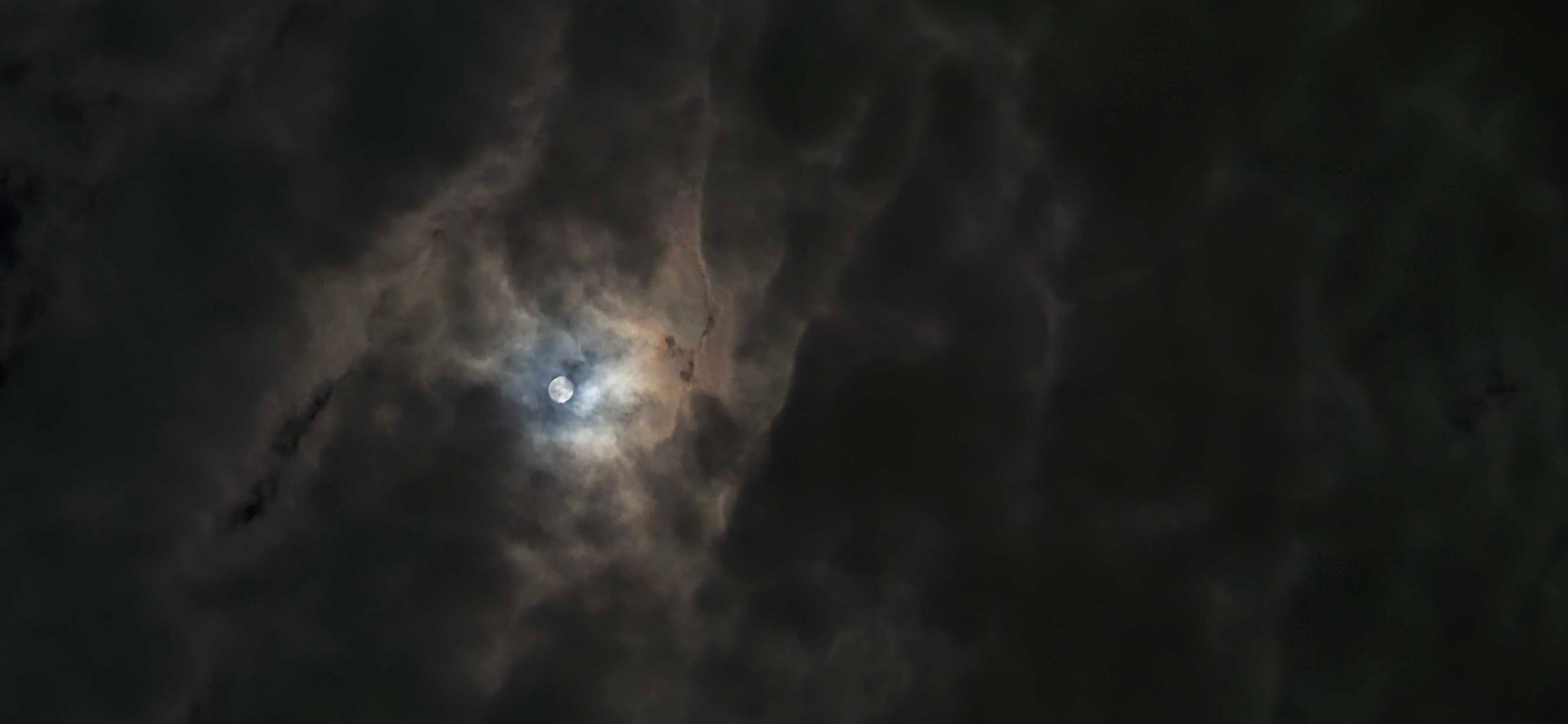 The Moon over Вьетнам — full moon, Lunar Day 17