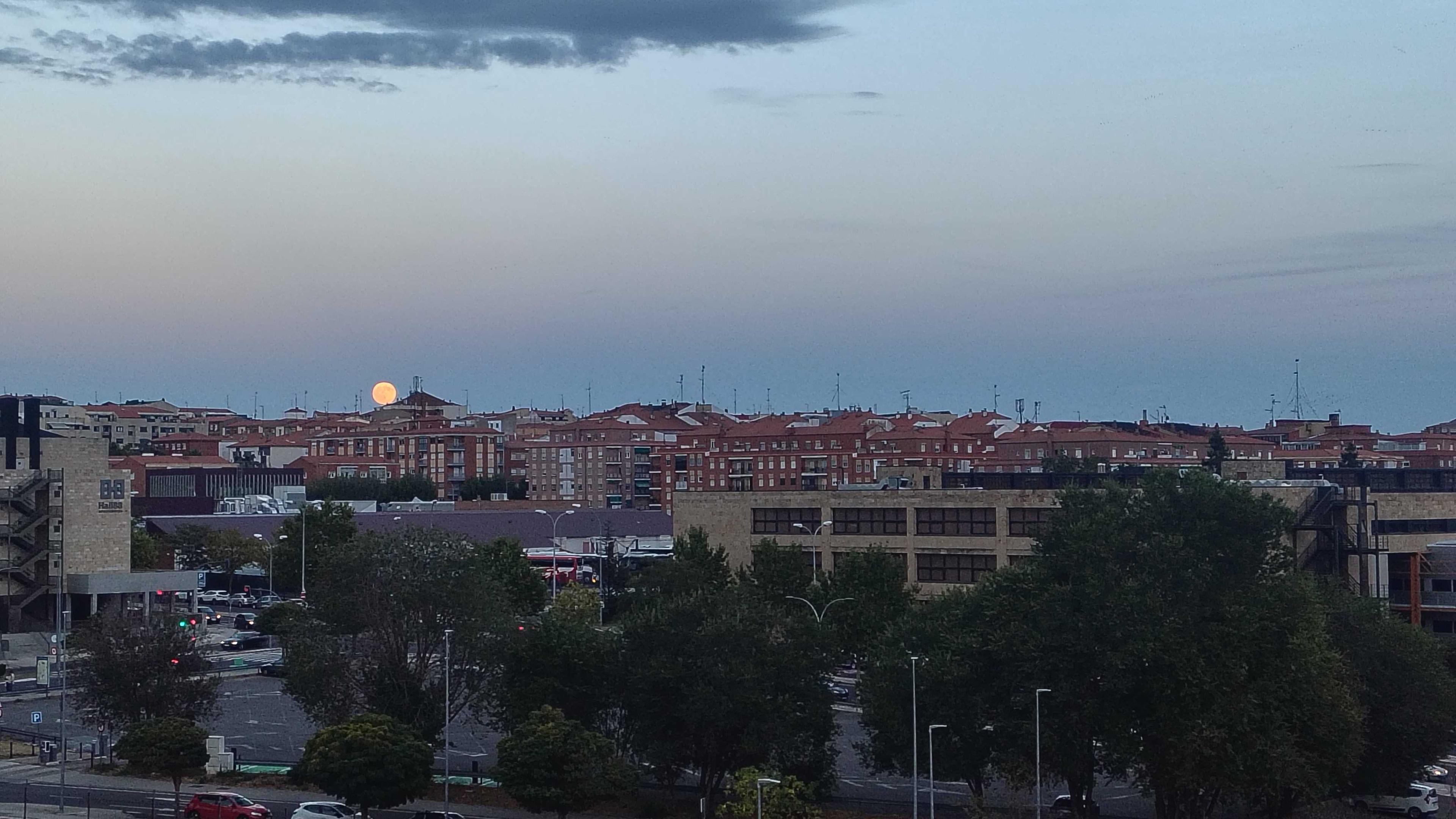 The Moon over Salamanca, España — full moon, Lunar Day 17