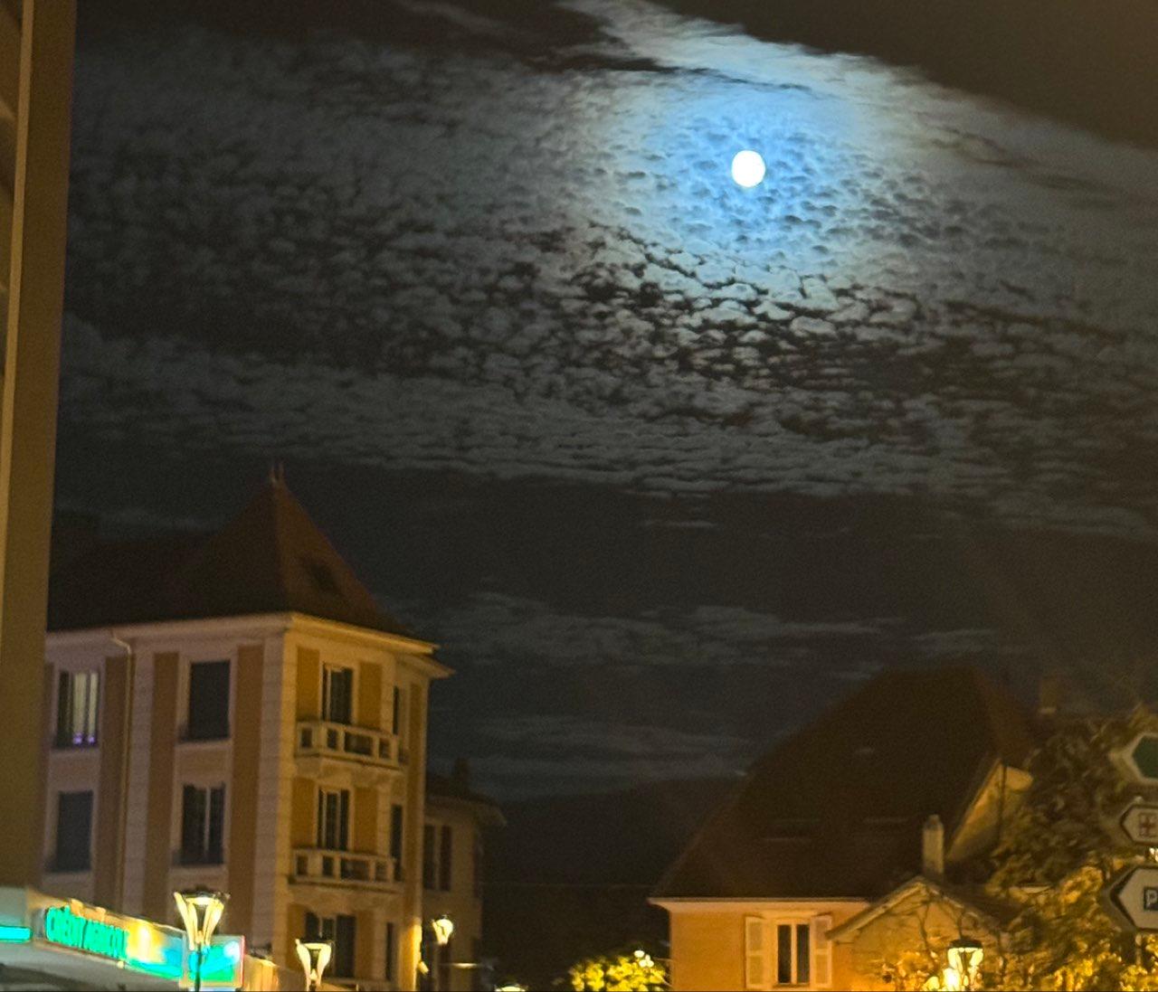The Moon over Сен-Жюльєн-ан-Женевуа, Франція — waning gibbous, Lunar Day 19