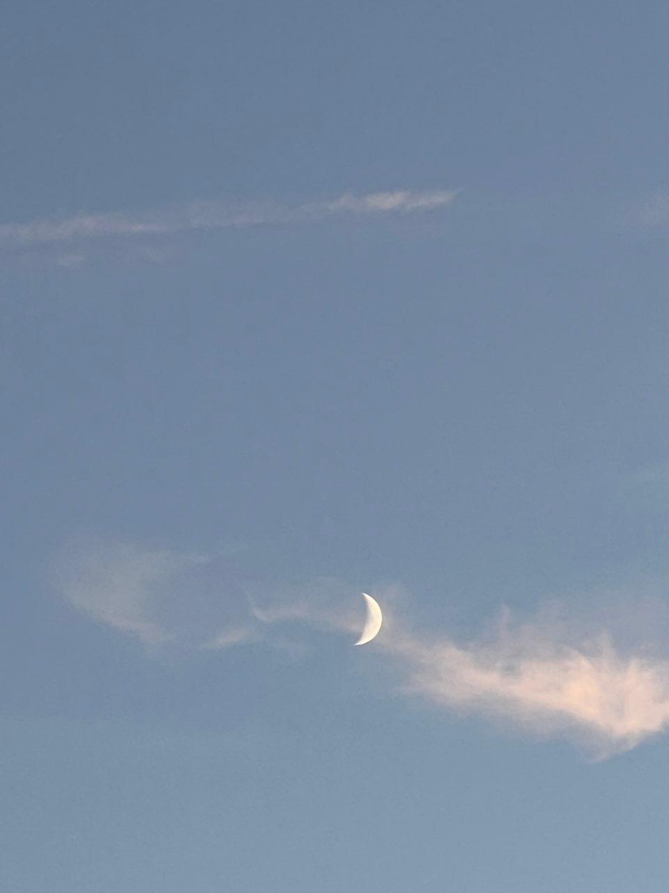 The Moon over Manises, Spain — waxing crescent, Lunar Day 7