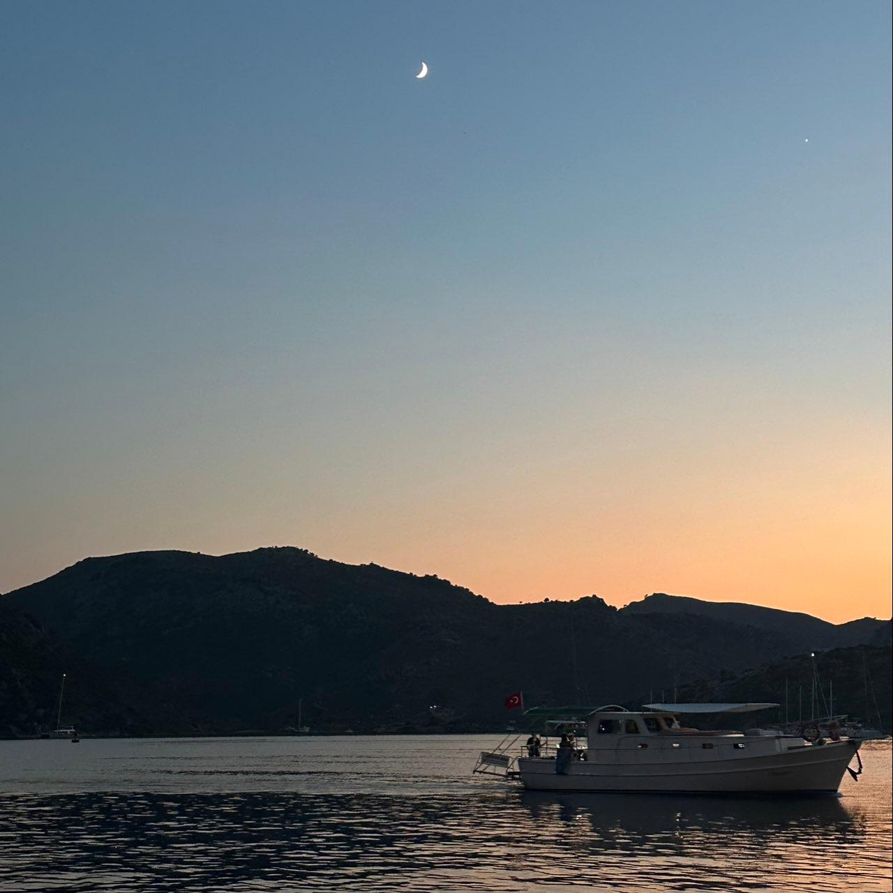 The Moon over Marmaris, Türkiye — waxing crescent, Lunar Day 5