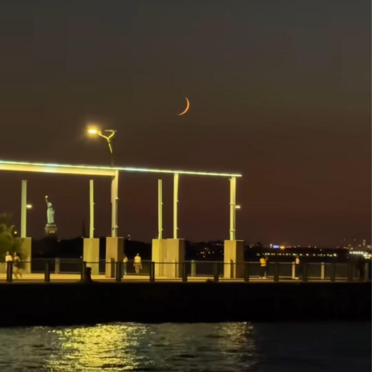 The Moon over Nueva York, Estados Unidos — waxing crescent, Lunar Day 4