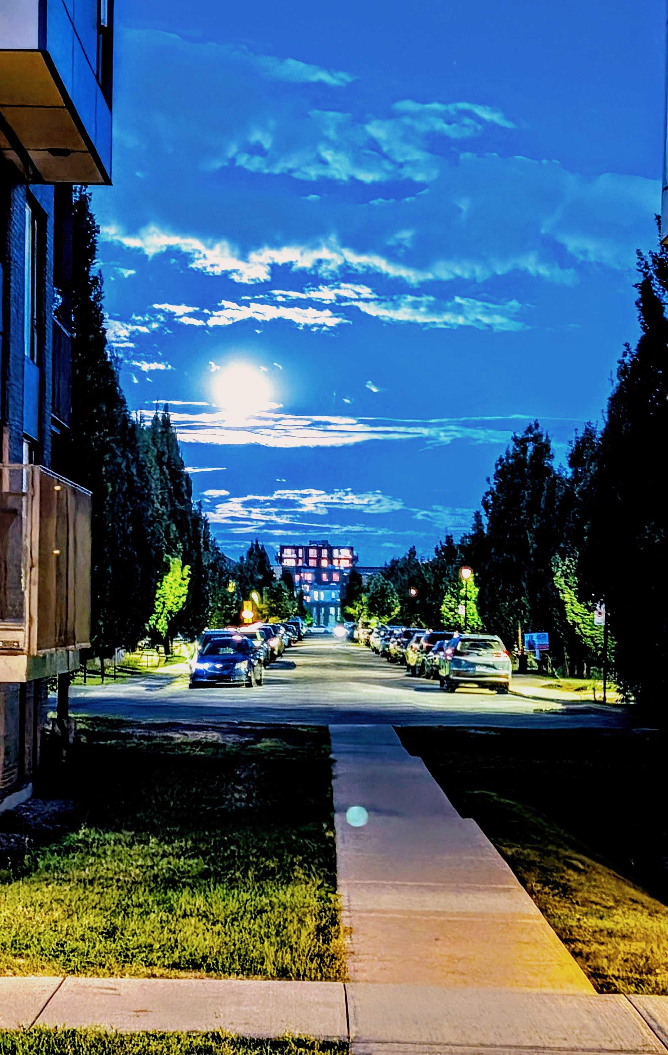 The Moon over Montréal, Canada — full moon, Lunar Day 17
