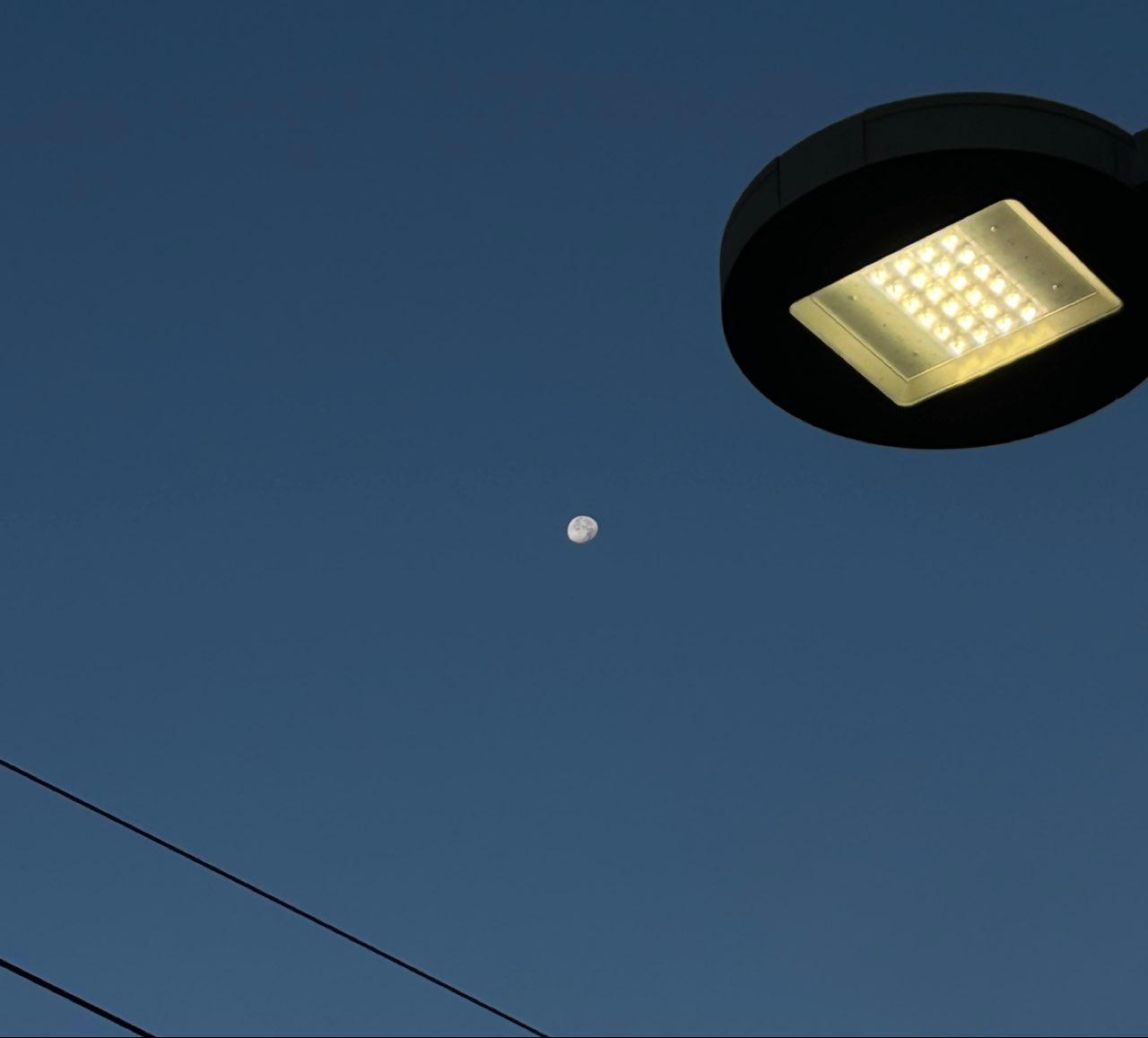 The Moon over Madrid, España — waning gibbous, Lunar Day 18