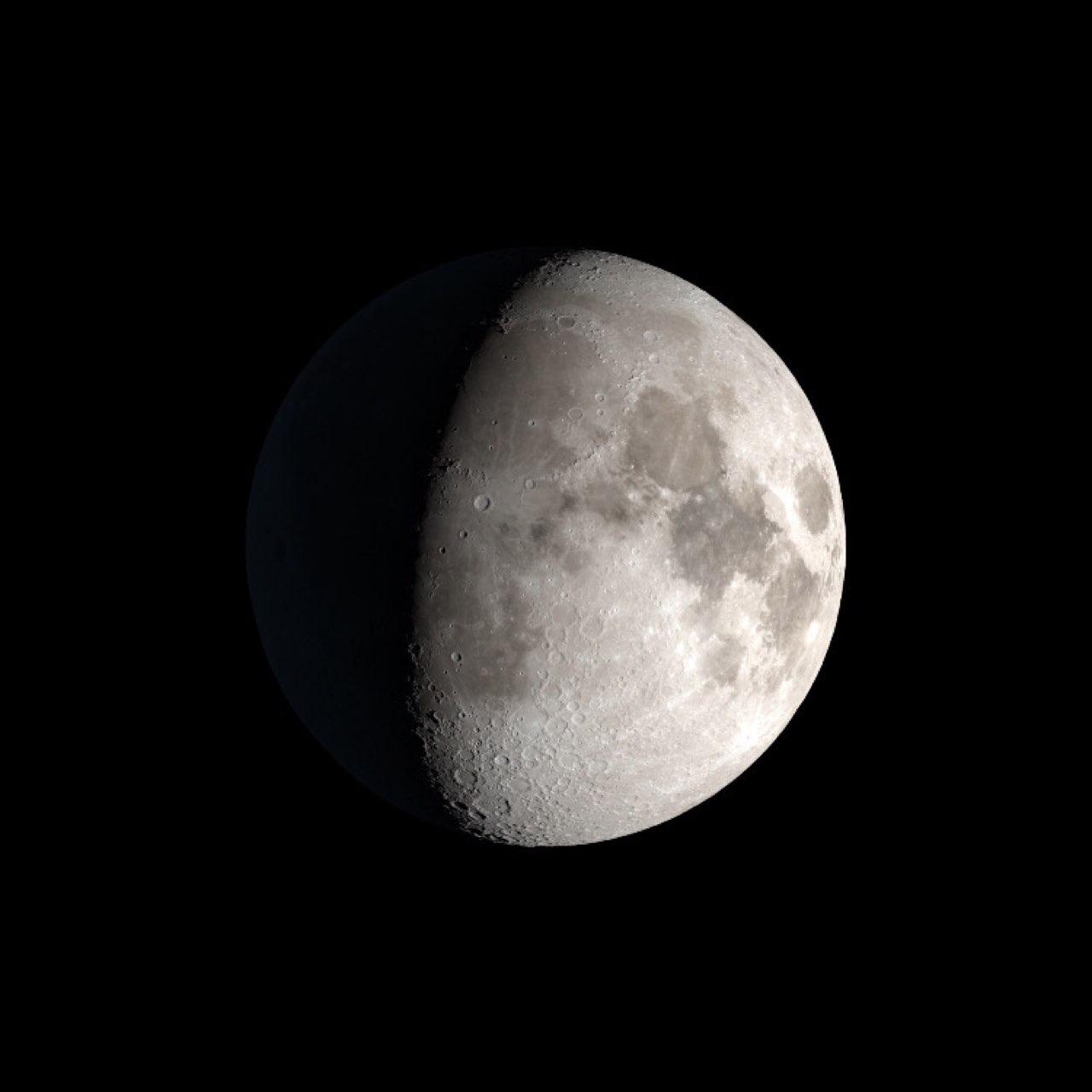The Moon over Milano, Italia — waxing gibbous, Lunar Day 11