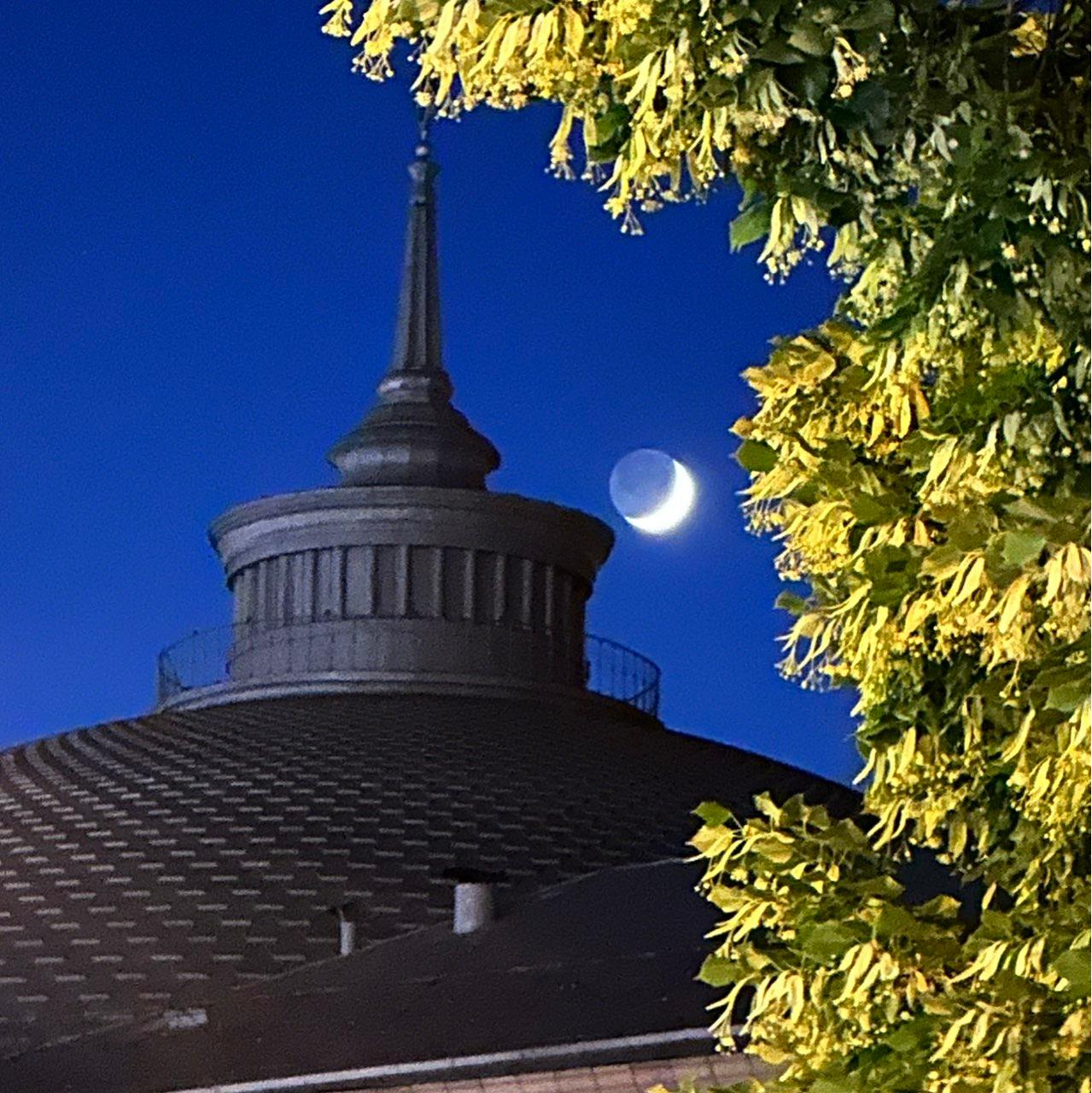 The Moon over Київ, Україна — waxing crescent, Lunar Day 3