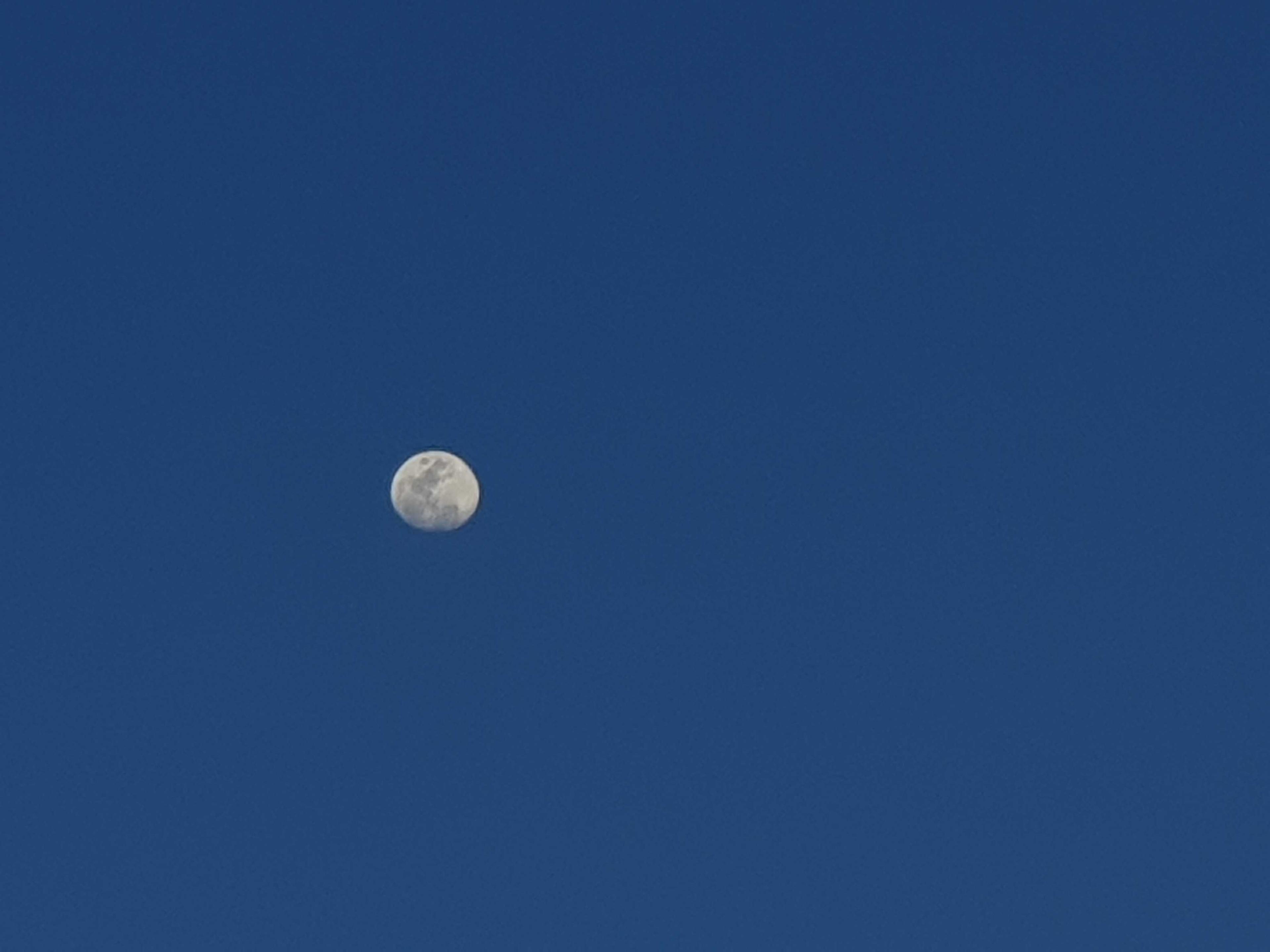 The Moon over Ecatepec de Morelos, México — waning gibbous, Lunar Day 17